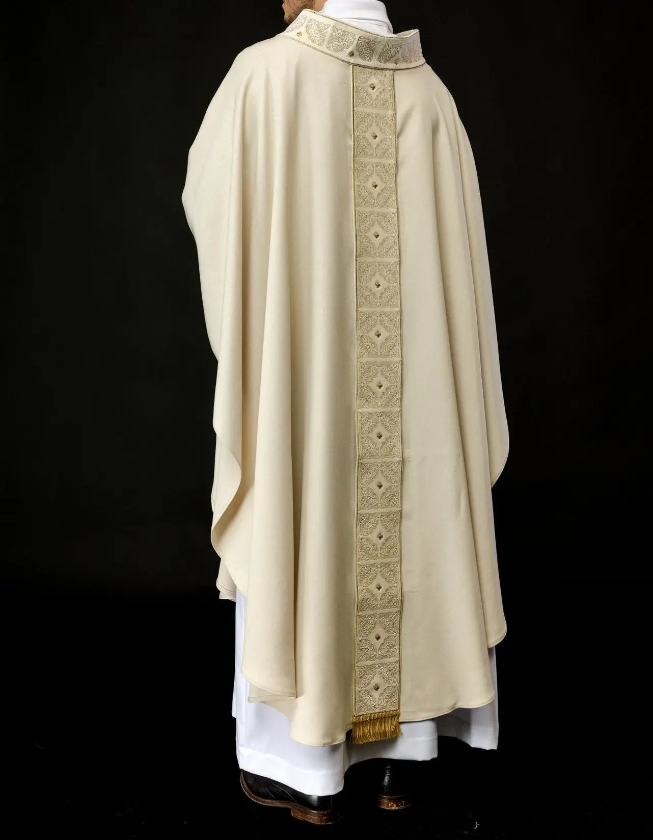 Chasuble with richly embroidered belt and collar in ecru color