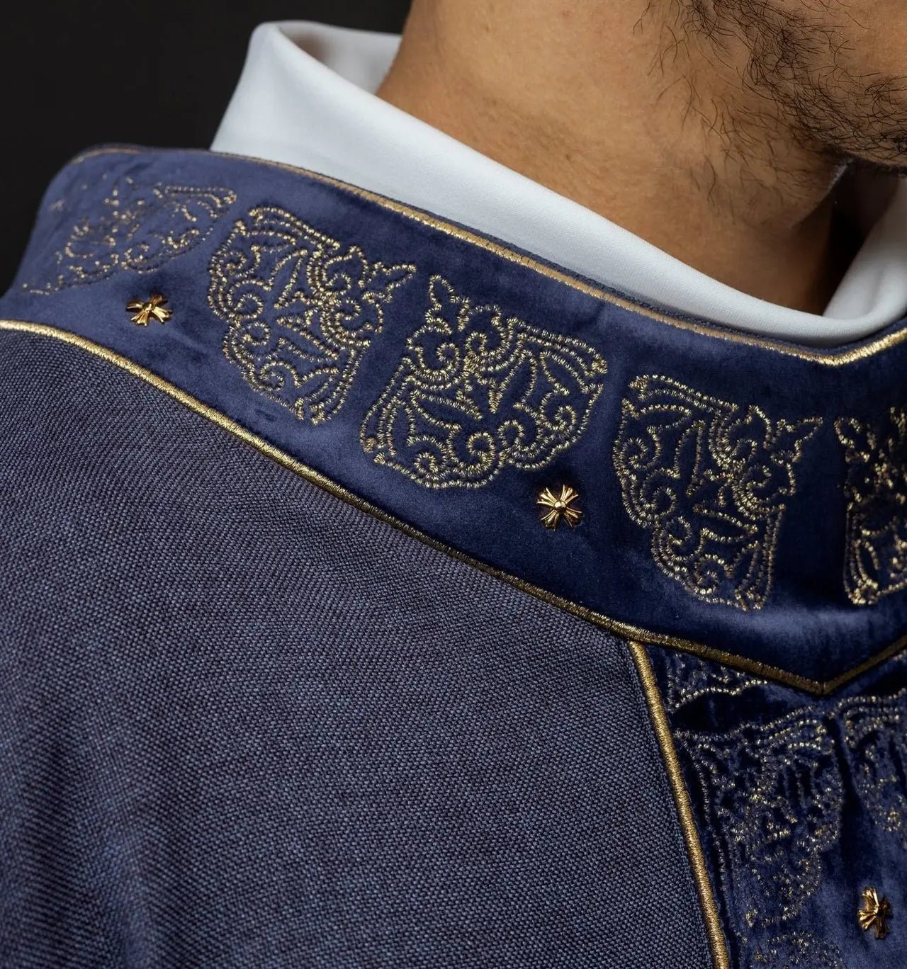 Casulla con cinturón y cuello ricamente bordados en púrpura