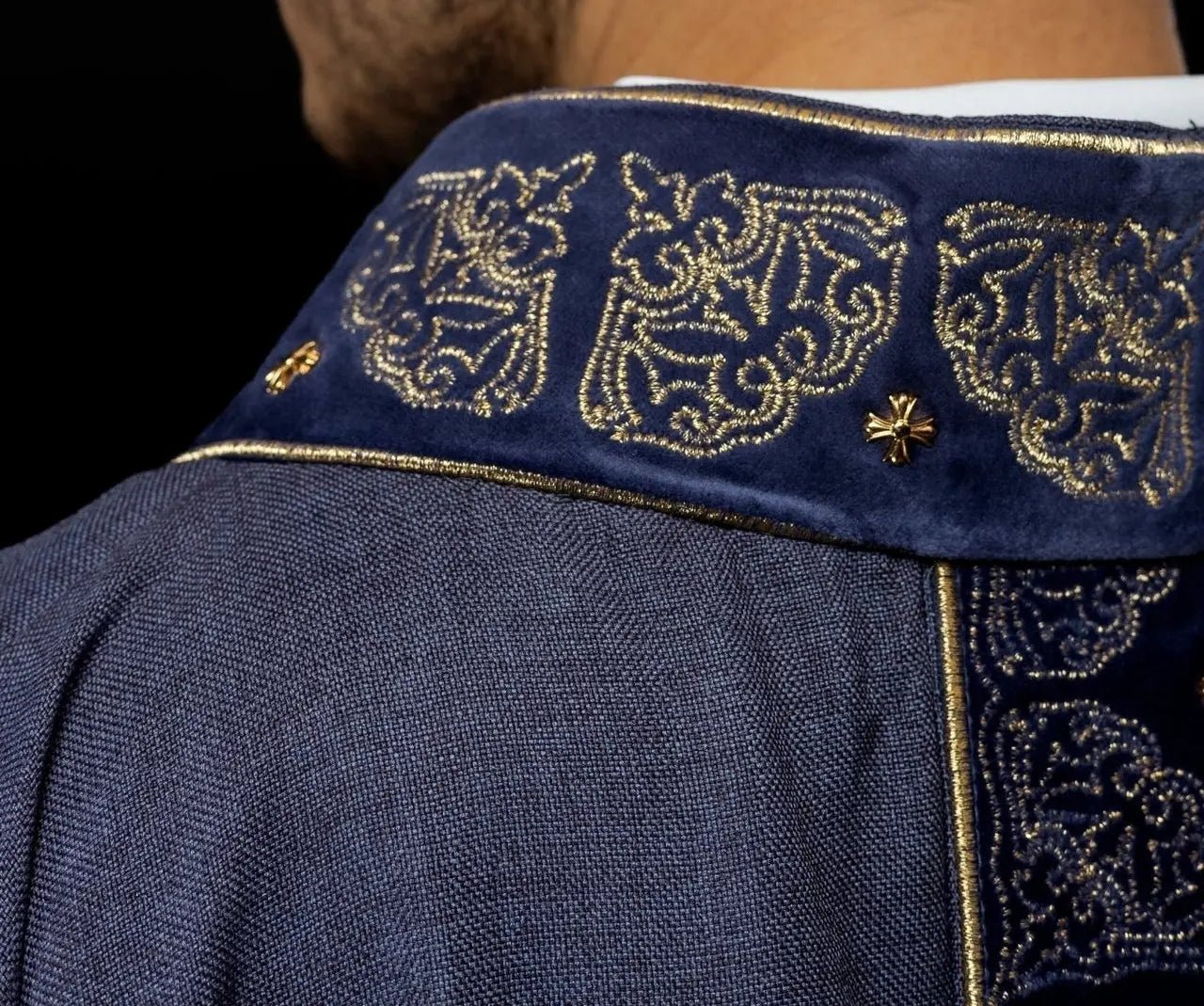 Casulla con cinturón y cuello ricamente bordados en púrpura