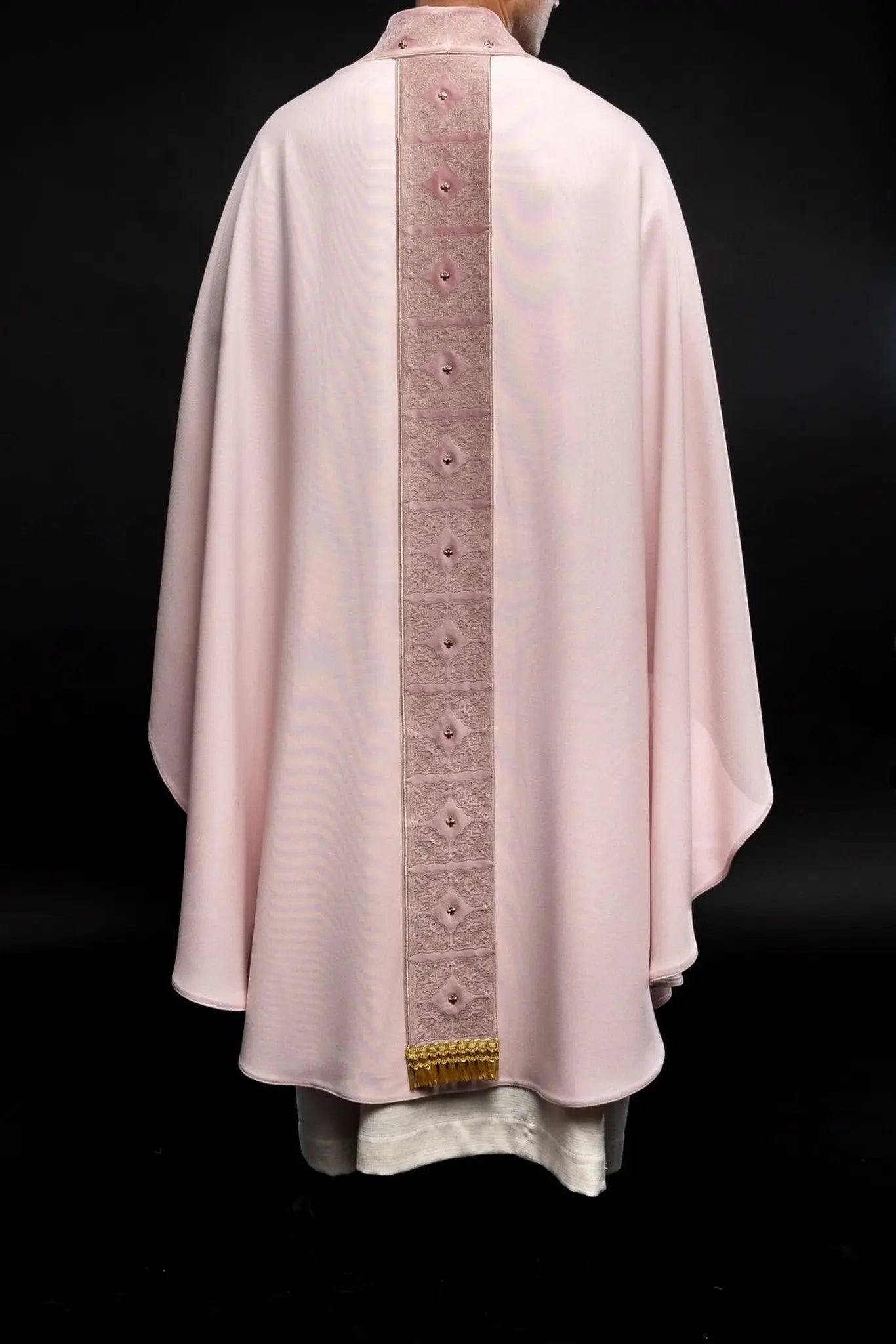 Casulla con cinturón y cuello ricamente bordados en rosa