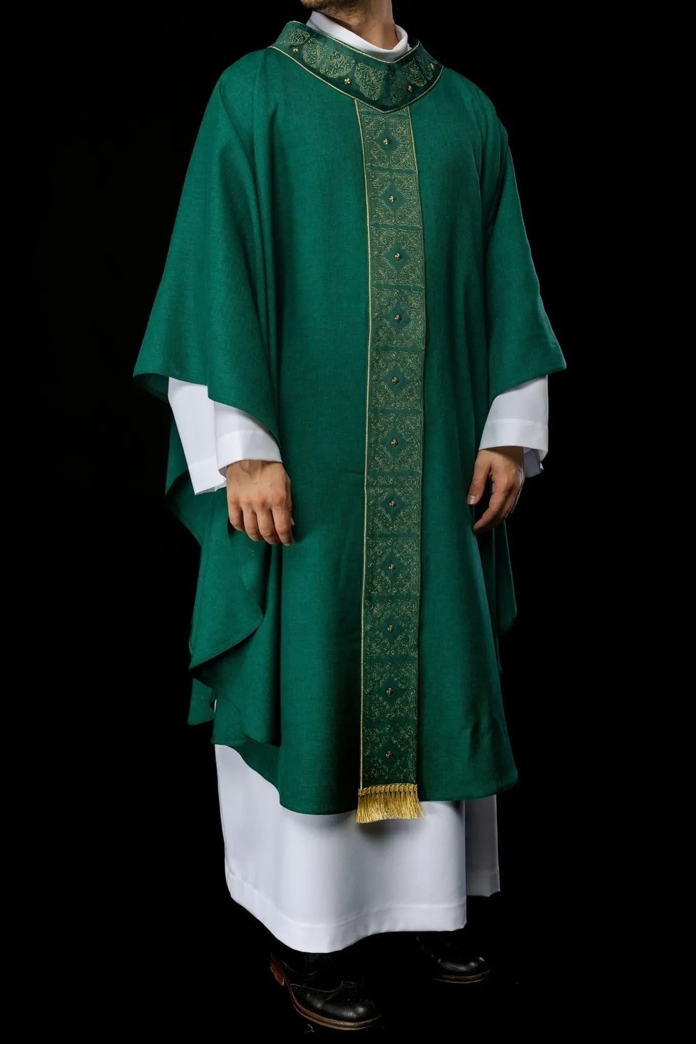 Casulla con cinturón y cuello ricamente bordados en verde
