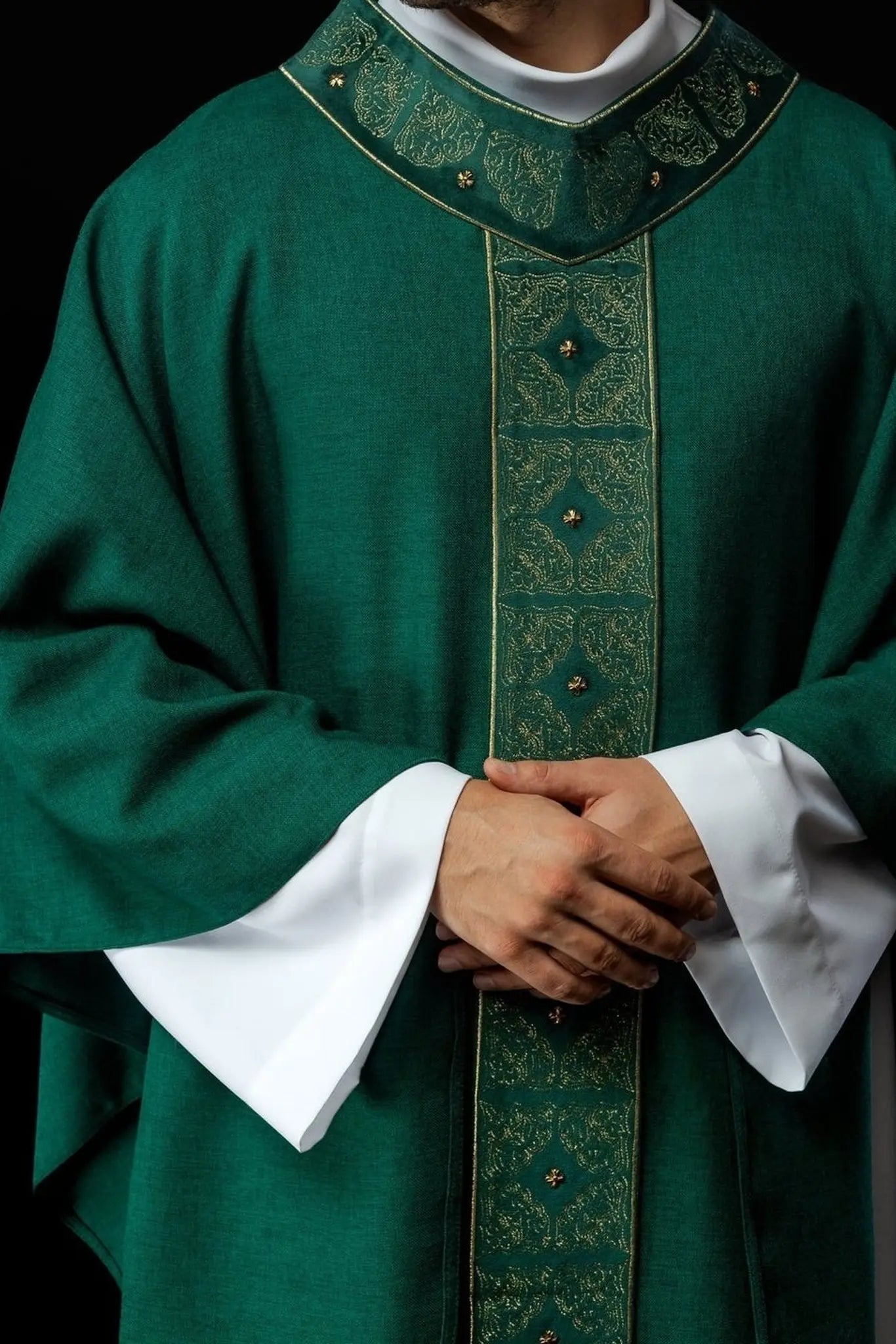 Casulla con cinturón y cuello ricamente bordados en verde