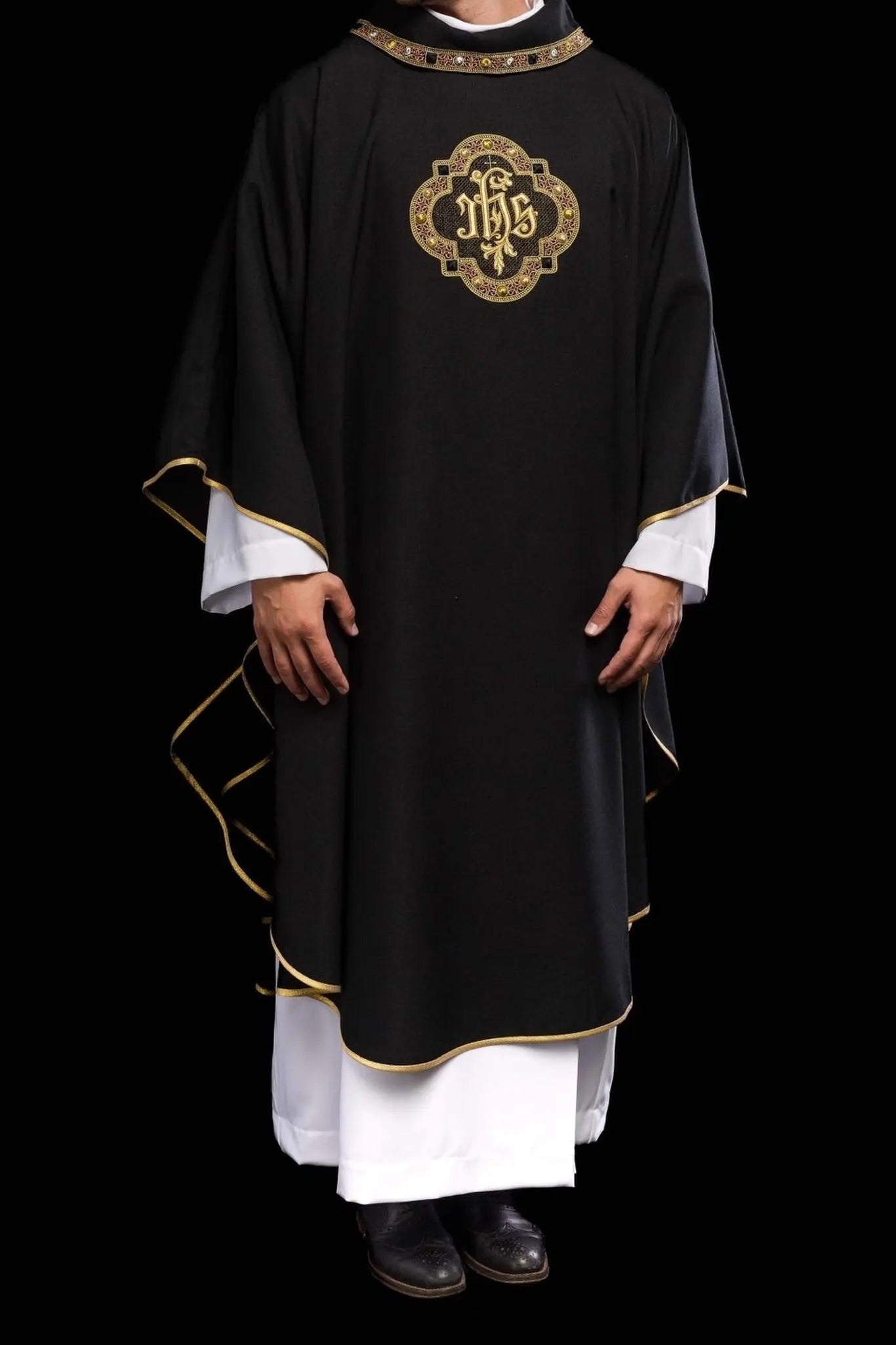 Casulla con banda y ribete ricamente bordados con IHS, con cuello negro