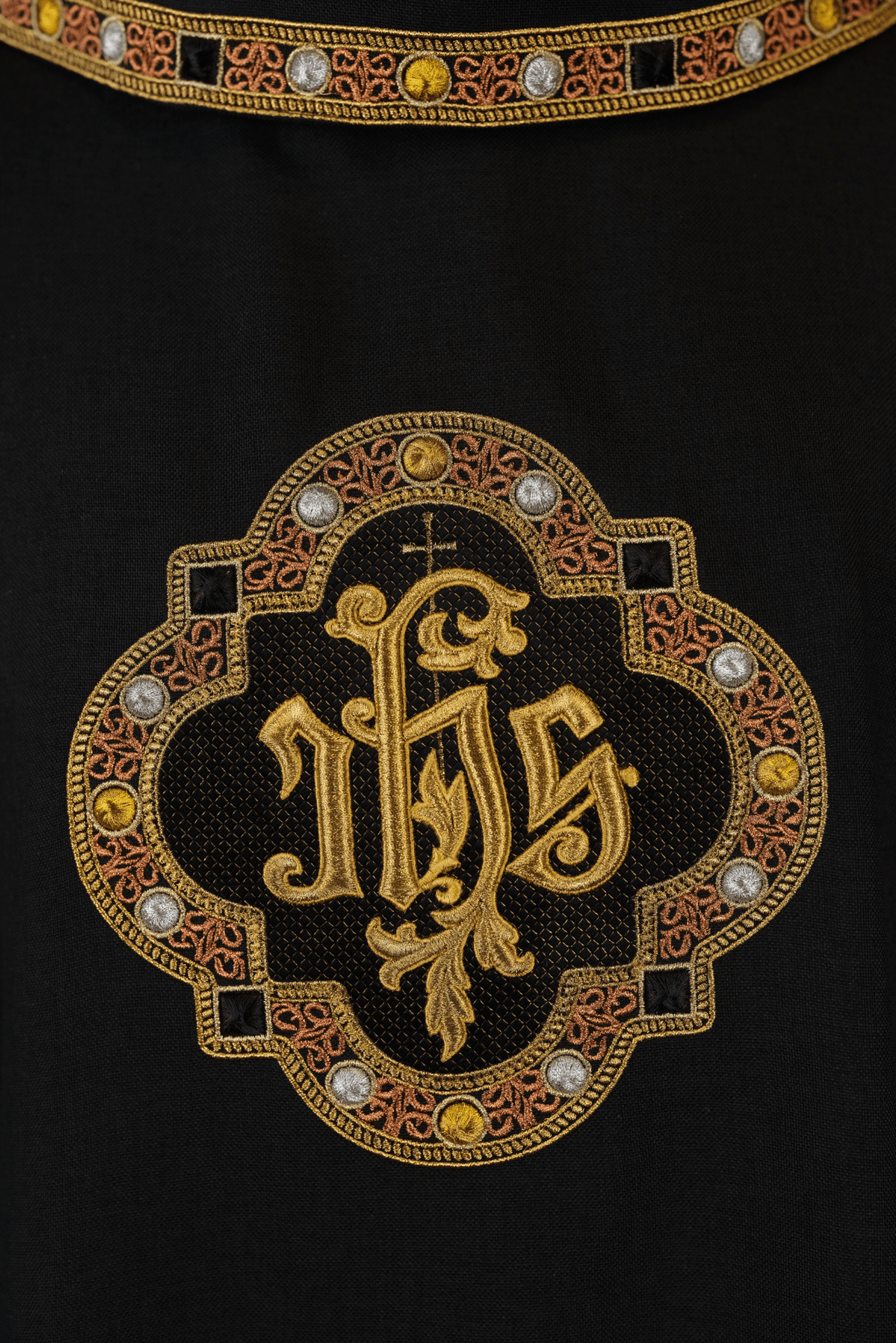 Ornat z bogato haftowanym pasem i lamówką wokół haft IHS I kołnierza w kolorze czarnym