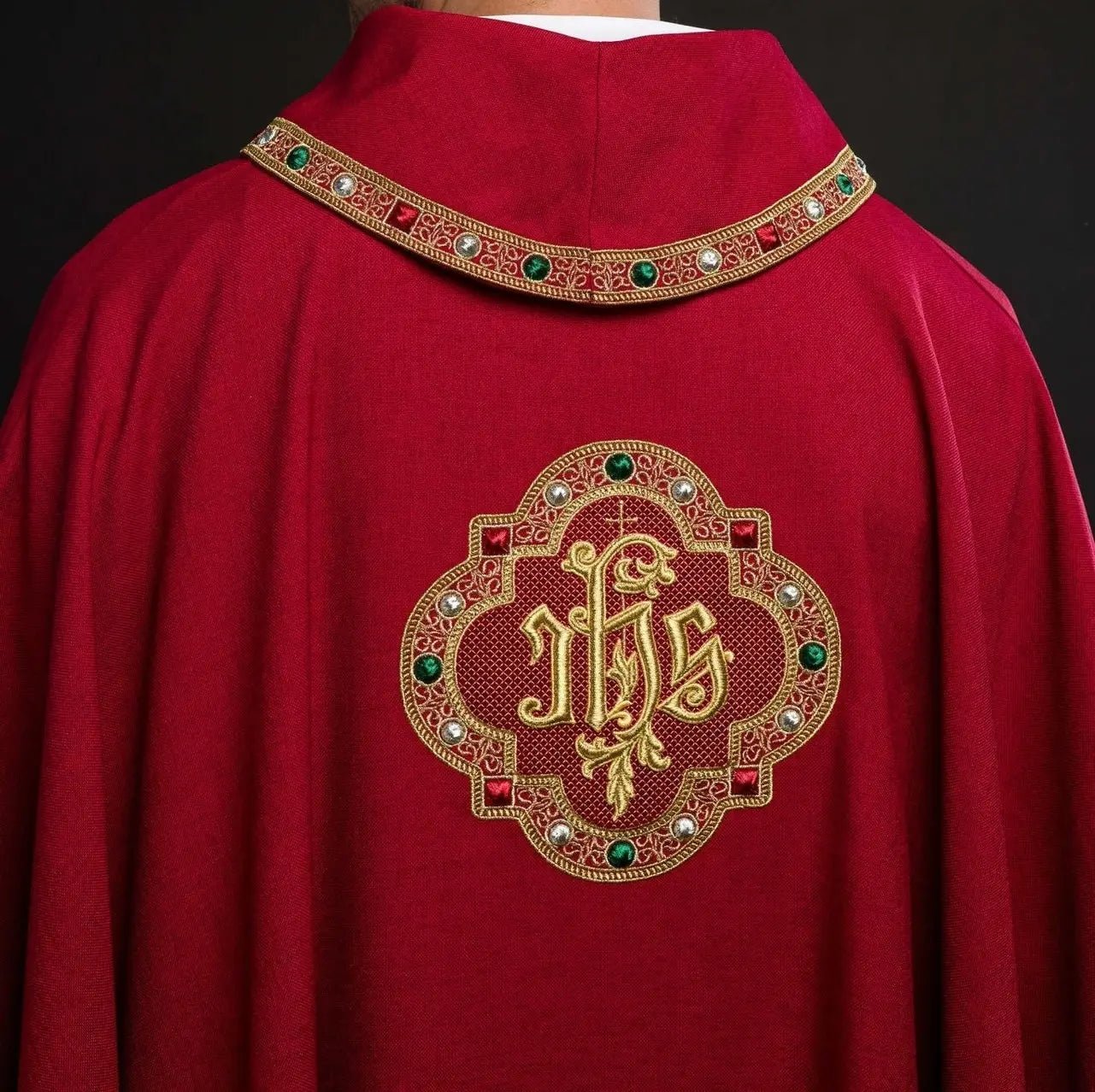 Casulla con cinturón ricamente bordado y ribete alrededor del bordado del cuello IHS I en rojo