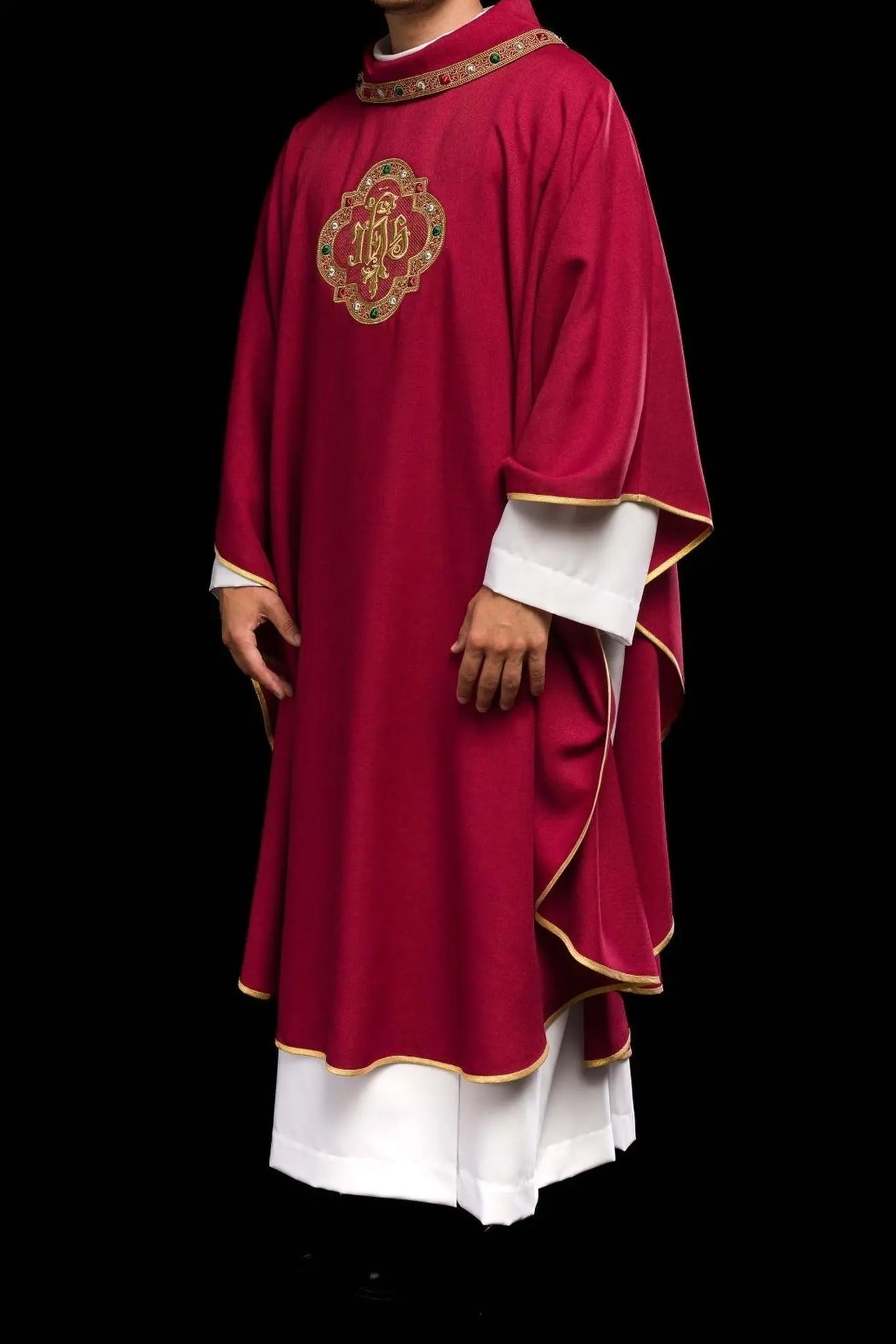 Casulla con cinturón ricamente bordado y ribete alrededor del bordado del cuello IHS I en rojo
