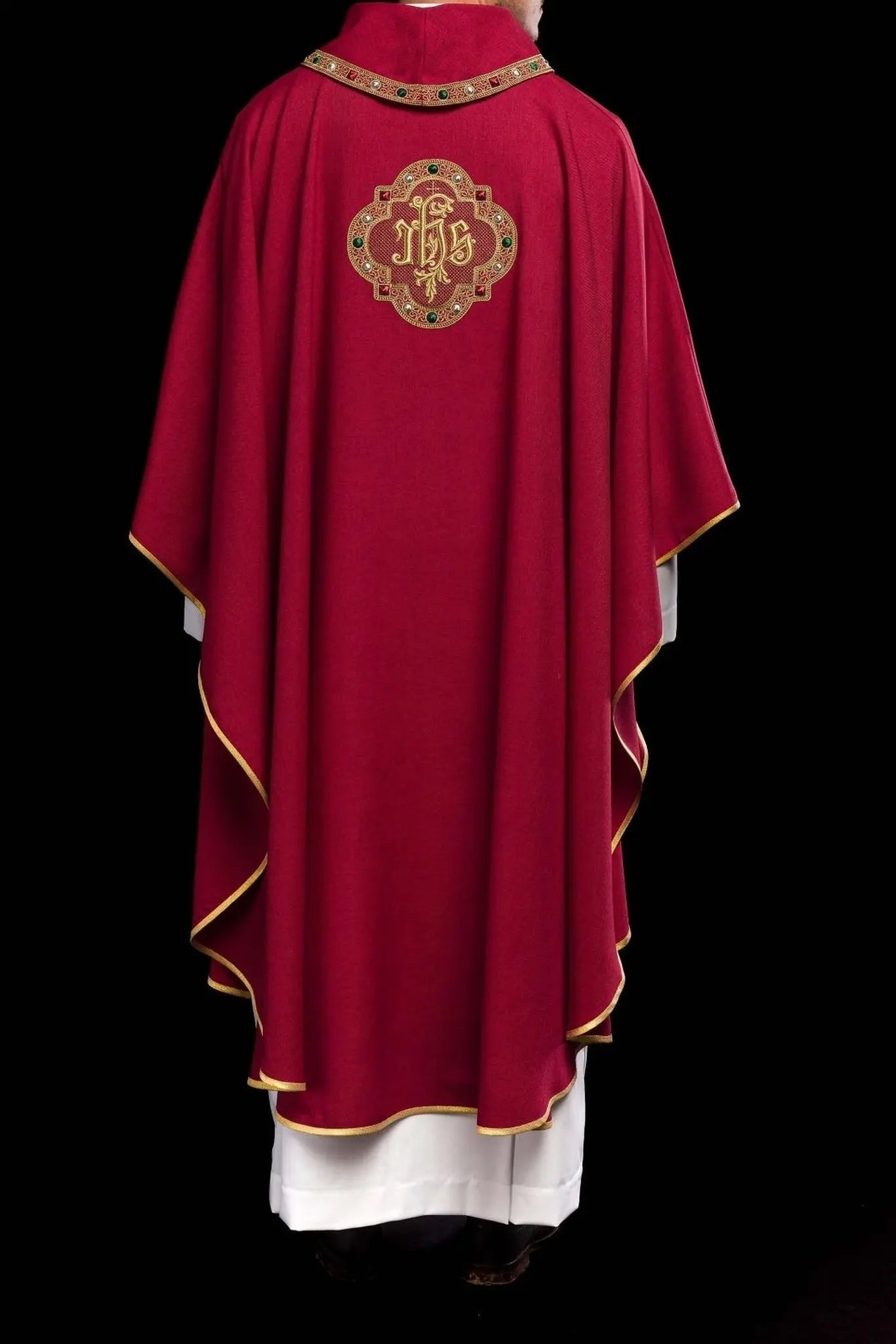 Casulla con cinturón ricamente bordado y ribete alrededor del bordado del cuello IHS I en rojo