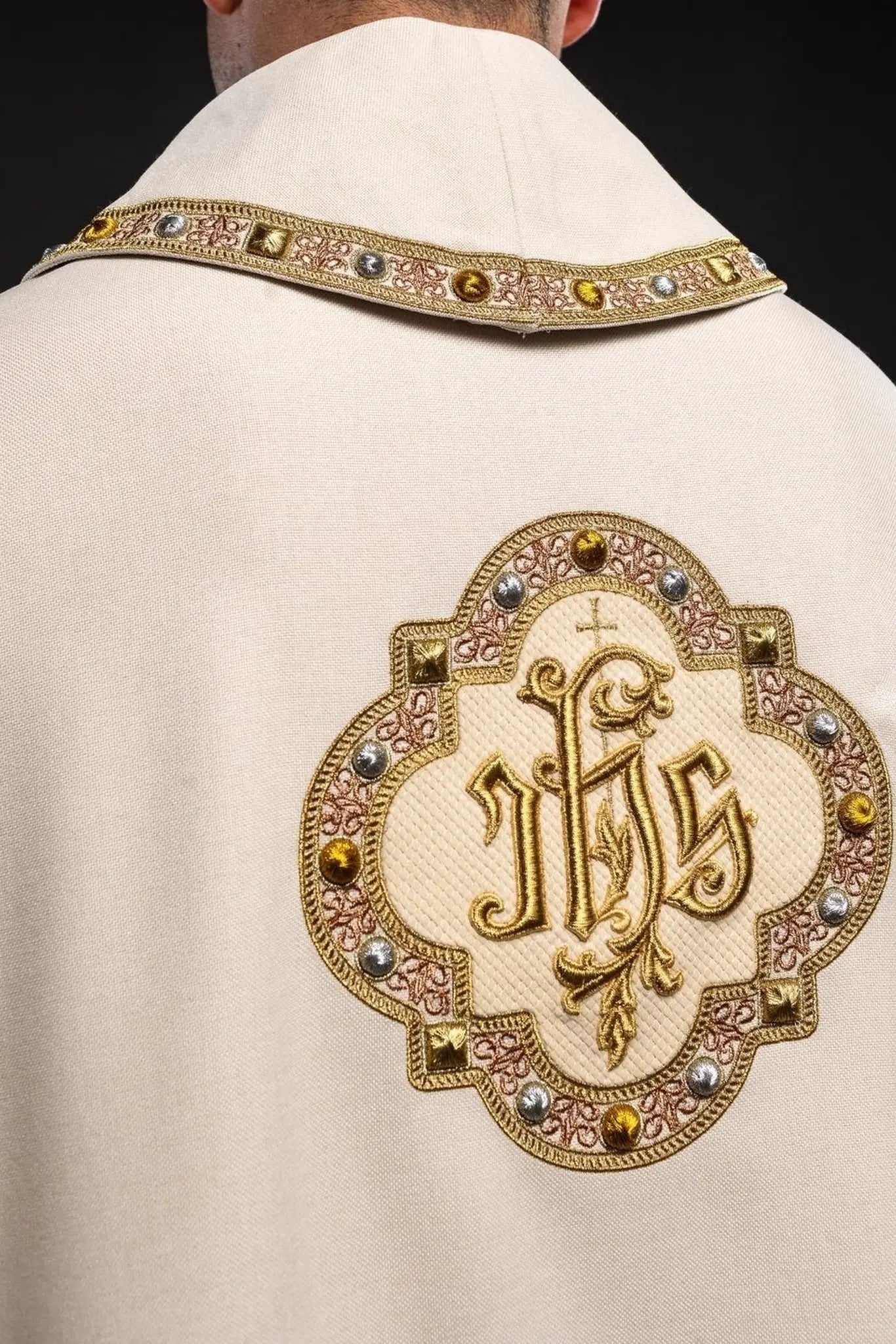 Chasuble with richly embroidered belt and piping around IHS embroidery I collar in ecru color