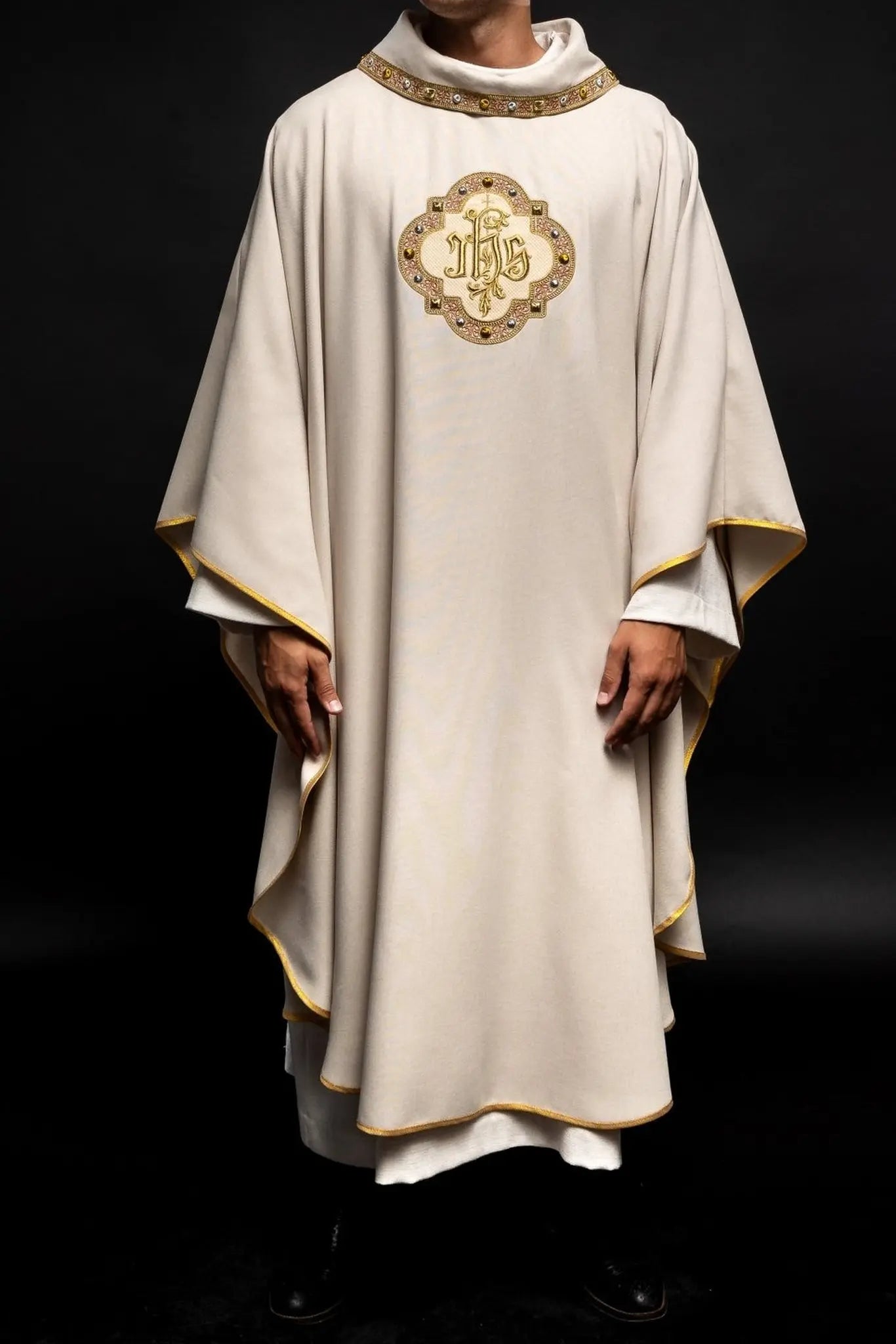 Chasuble with richly embroidered belt and piping around IHS embroidery I collar in ecru color