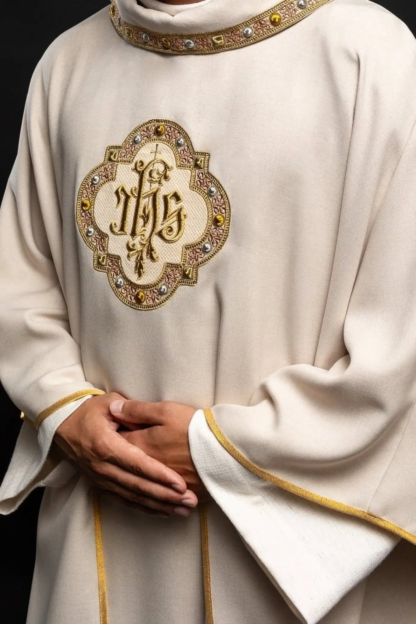 Chasuble with richly embroidered belt and piping around IHS embroidery I collar in ecru color