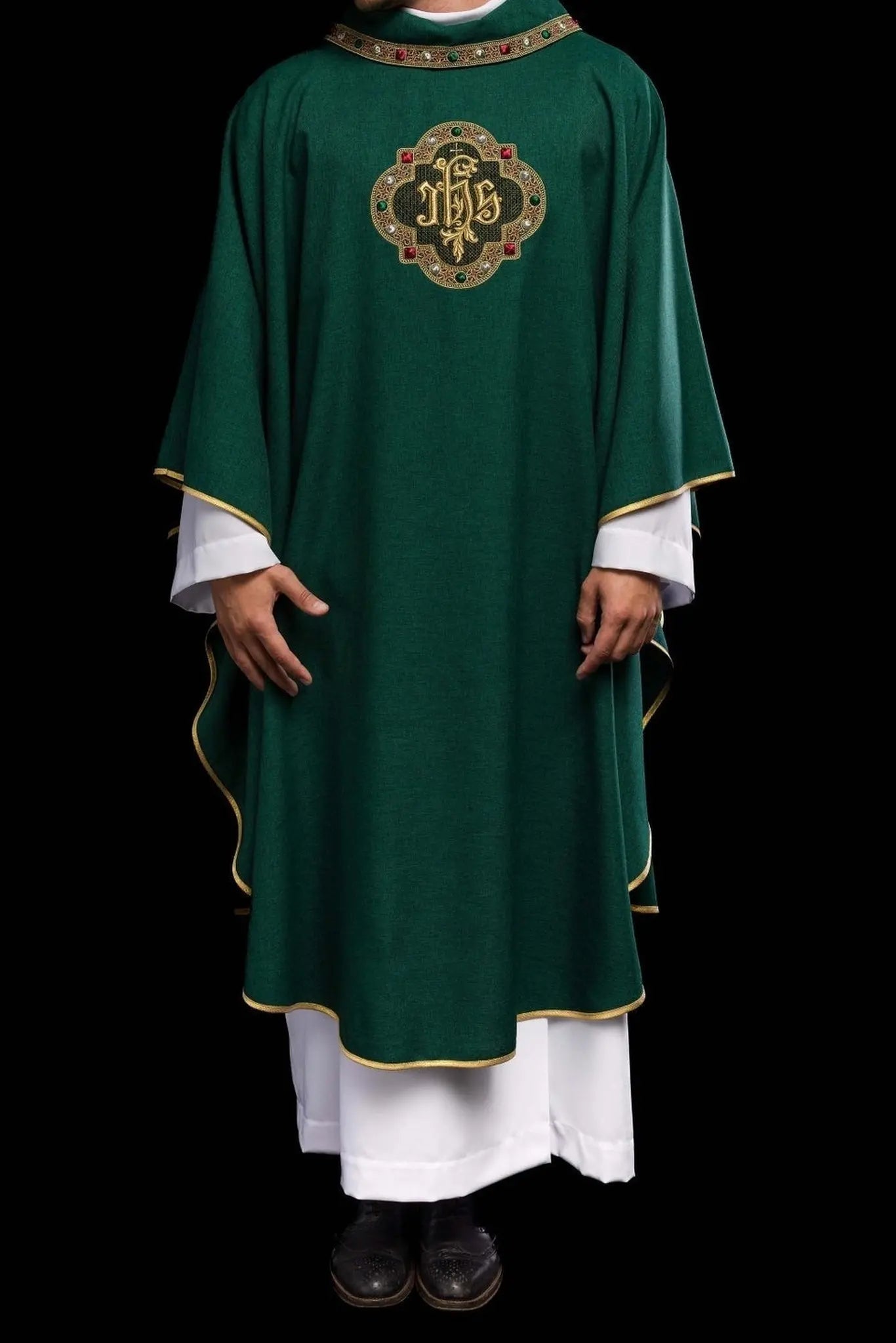 Casulla con cinturón ricamente bordado y ribete alrededor del bordado del cuello IHS I en verde