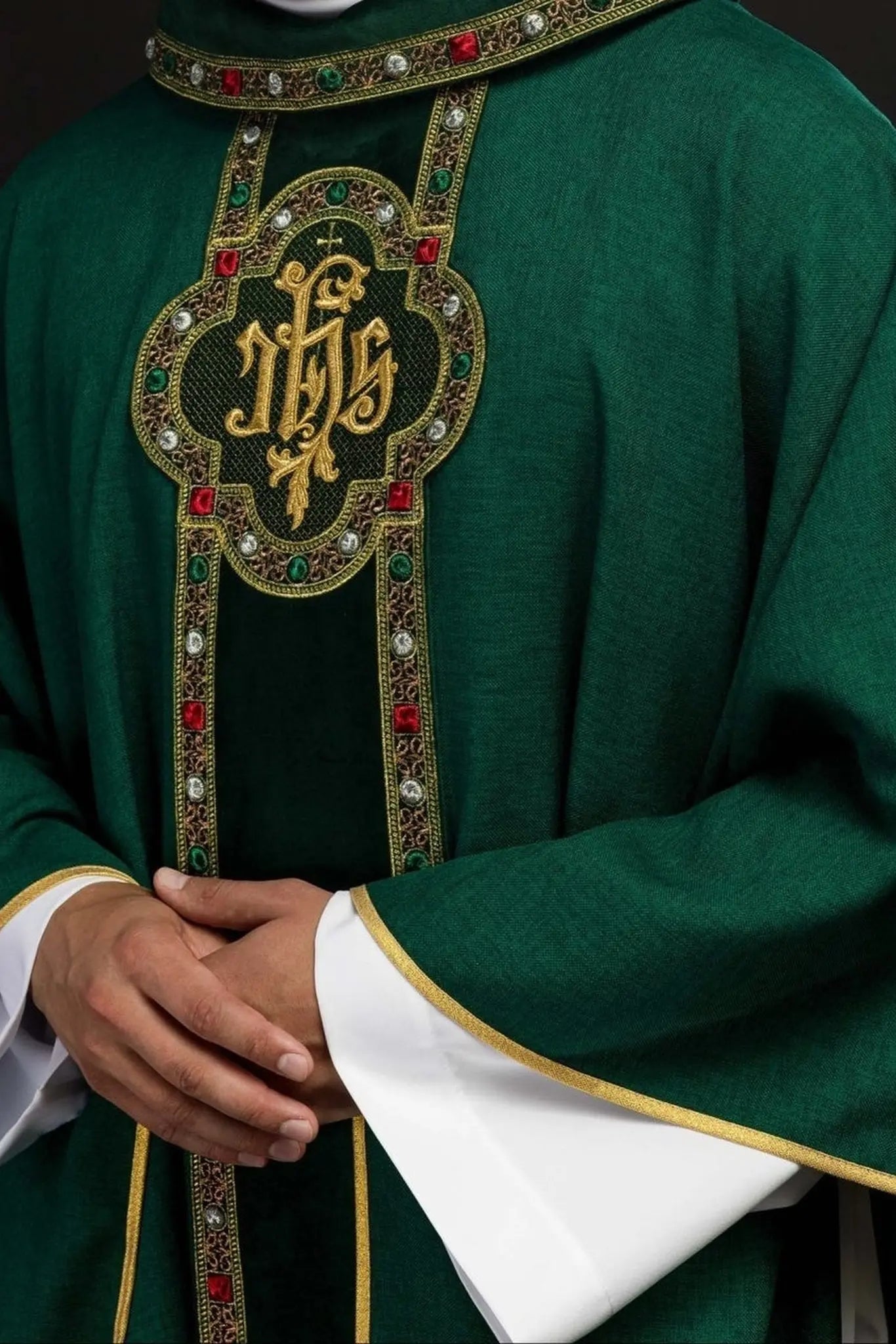 Casulla con cinturón ricamente bordado y ribete alrededor del bordado IHS y cuello en verde