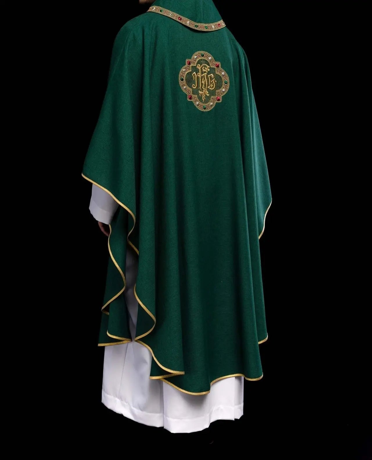 Casulla con cinturón ricamente bordado y ribete alrededor del bordado del cuello IHS I en verde