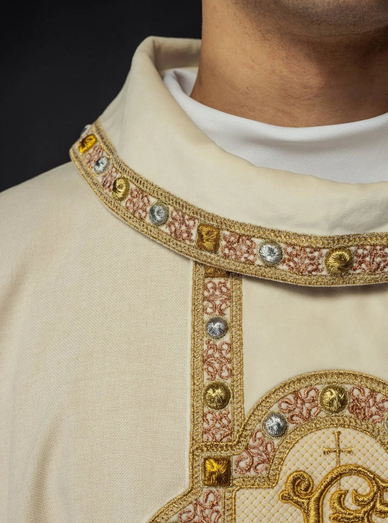 Chasuble with richly embroidered belt and piping around IHS embroidery and collar in ecru color