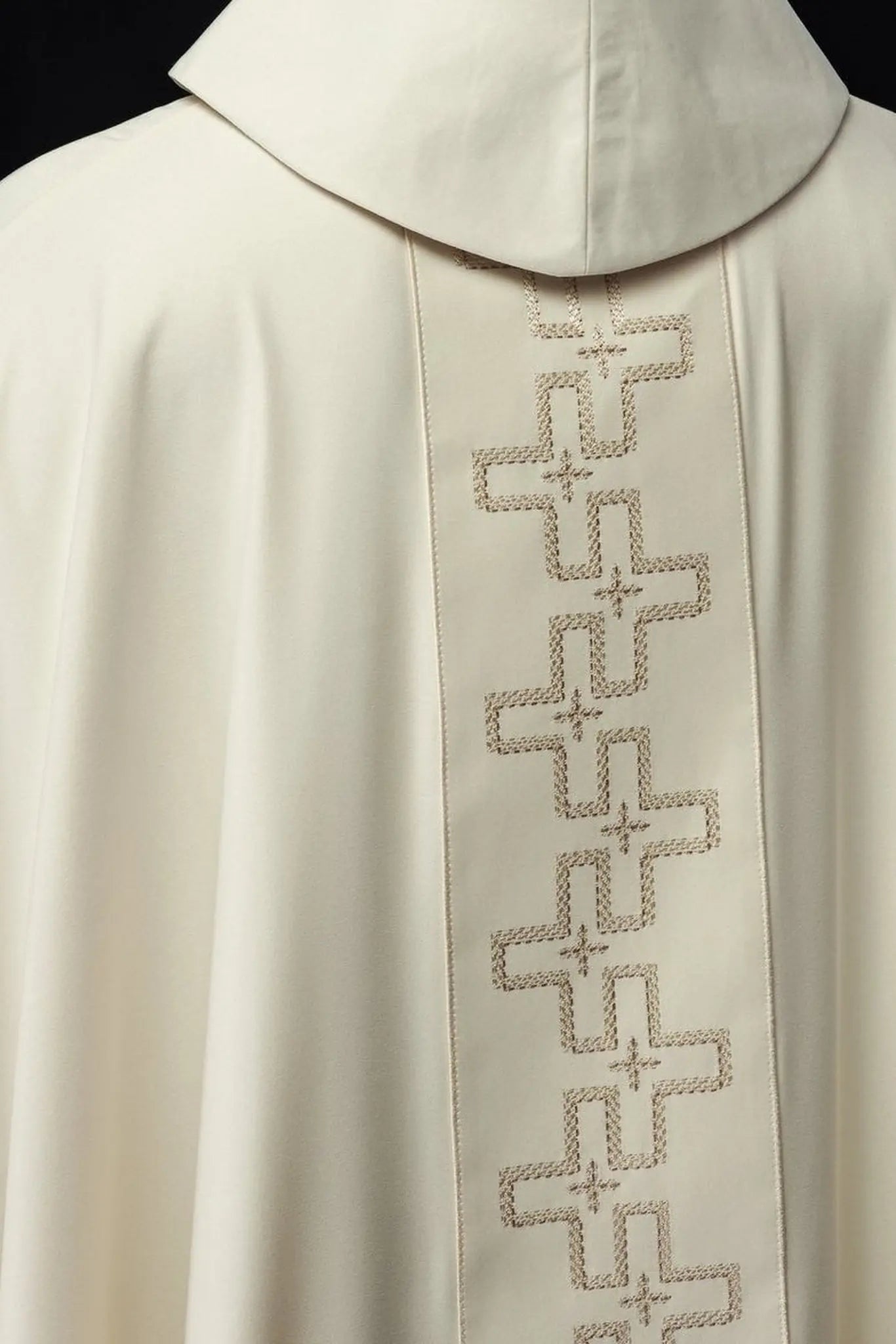 Chasuble with richly embroidered belt in ecru cross embroidery