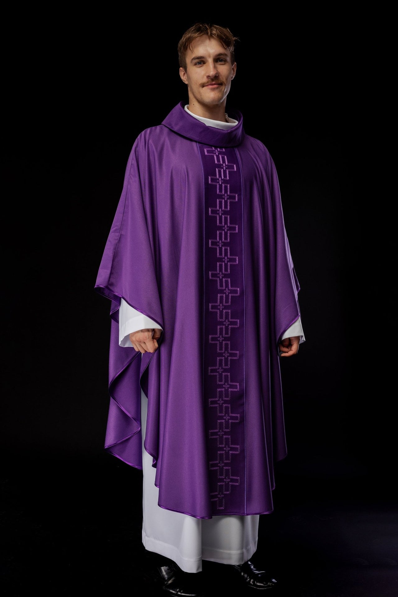 Ornat z bogato haftowanym pasem w haft krzyży w kolorze fioletowym