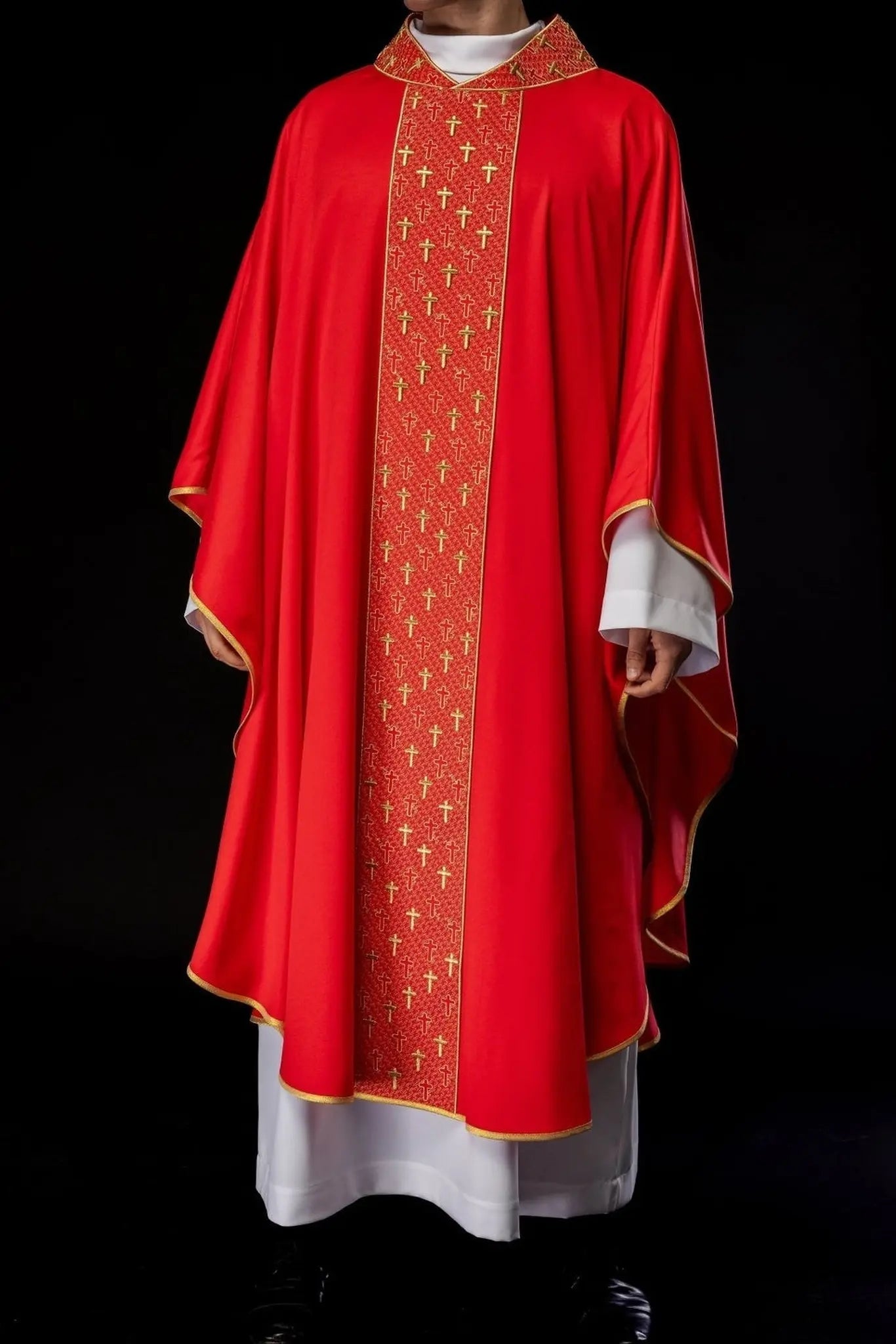 Casulla con cinturón ricamente bordado con cruces en color rojo