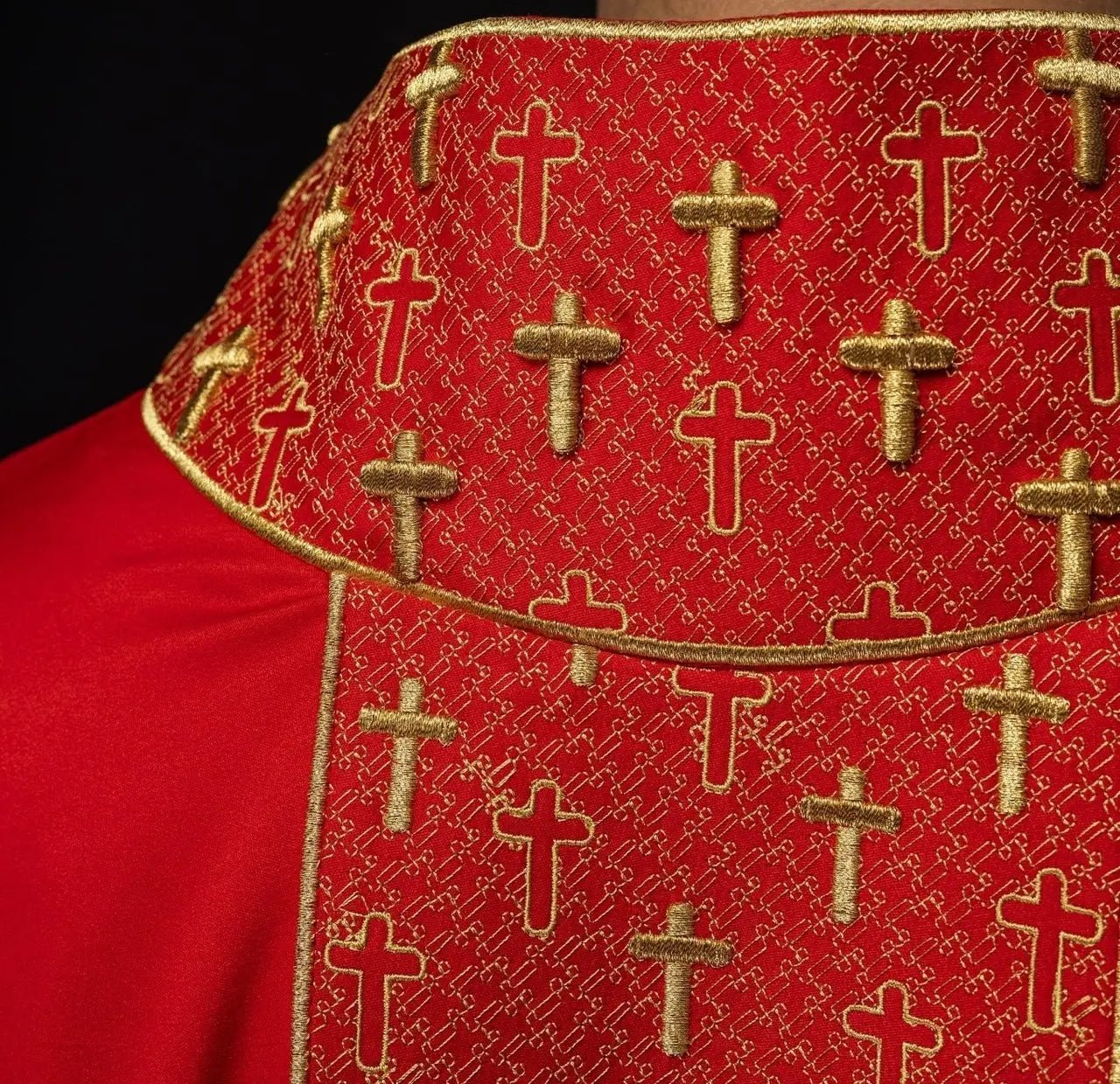 Casulla con cinturón ricamente bordado con cruces en color rojo