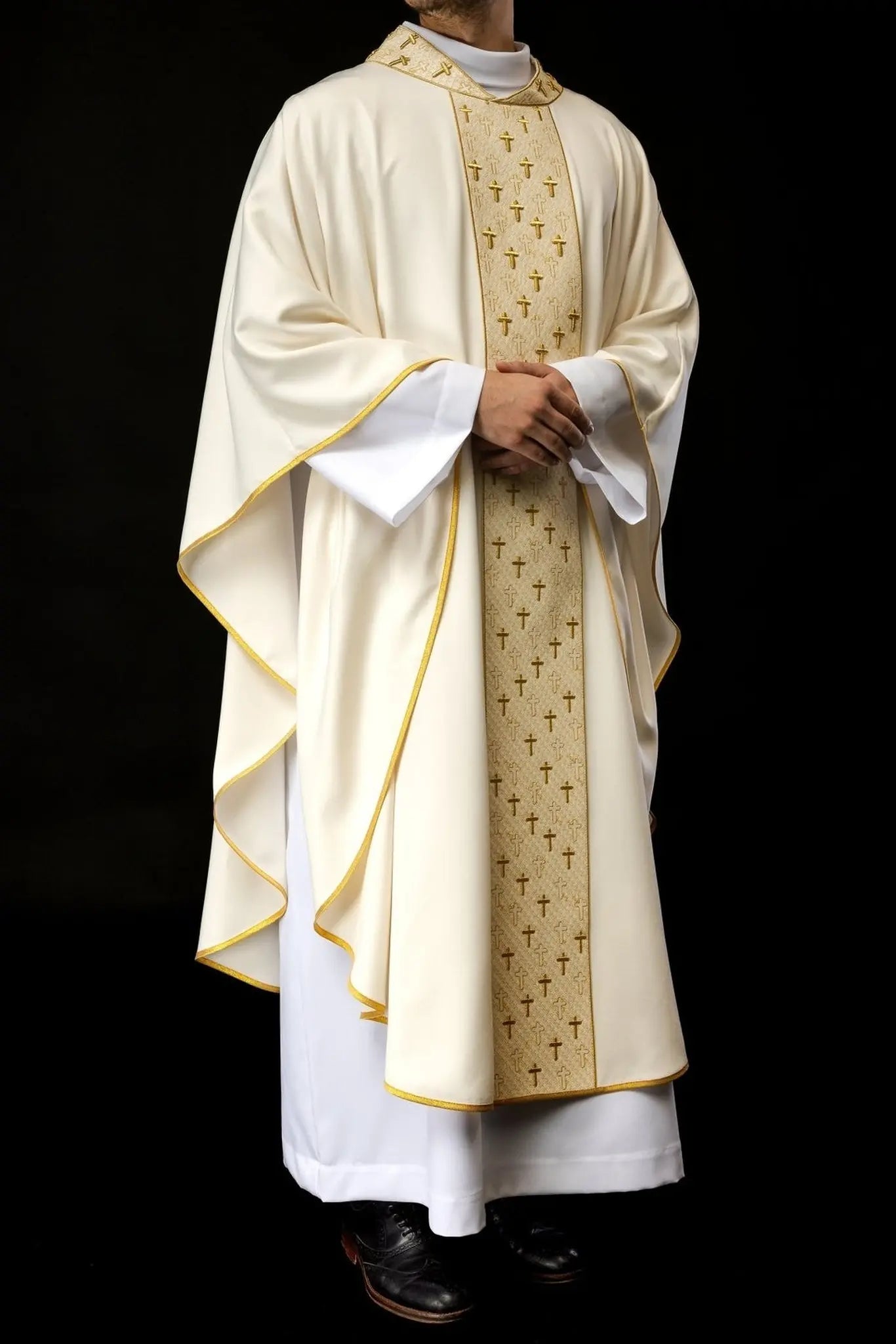 Casulla con cinturón ricamente bordado con cruces en color ecru