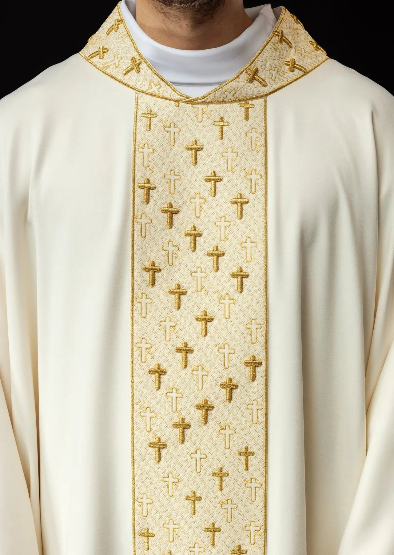 Casulla con cinturón ricamente bordado con cruces en color ecru