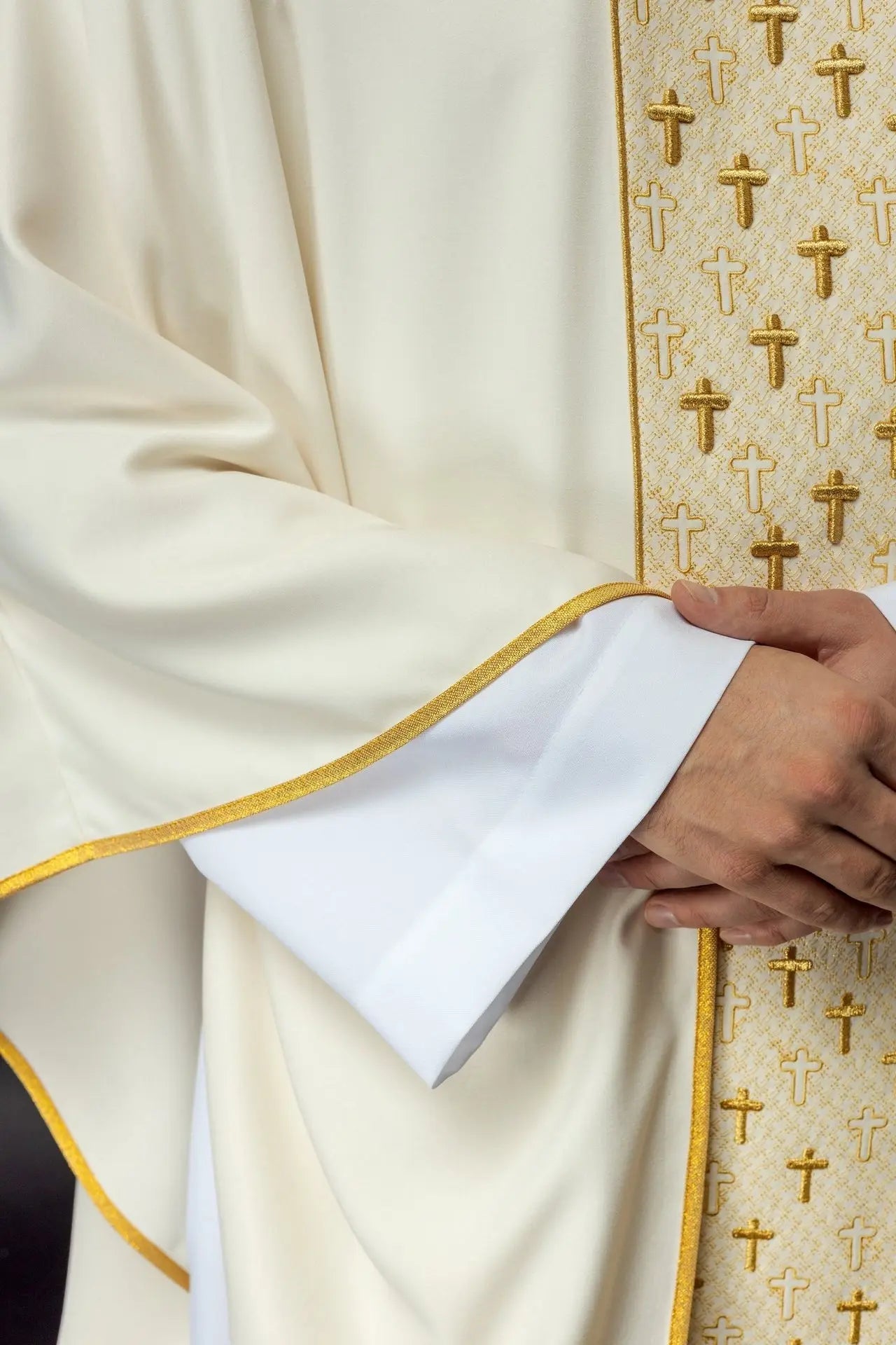 Casulla con cinturón ricamente bordado con cruces en color ecru