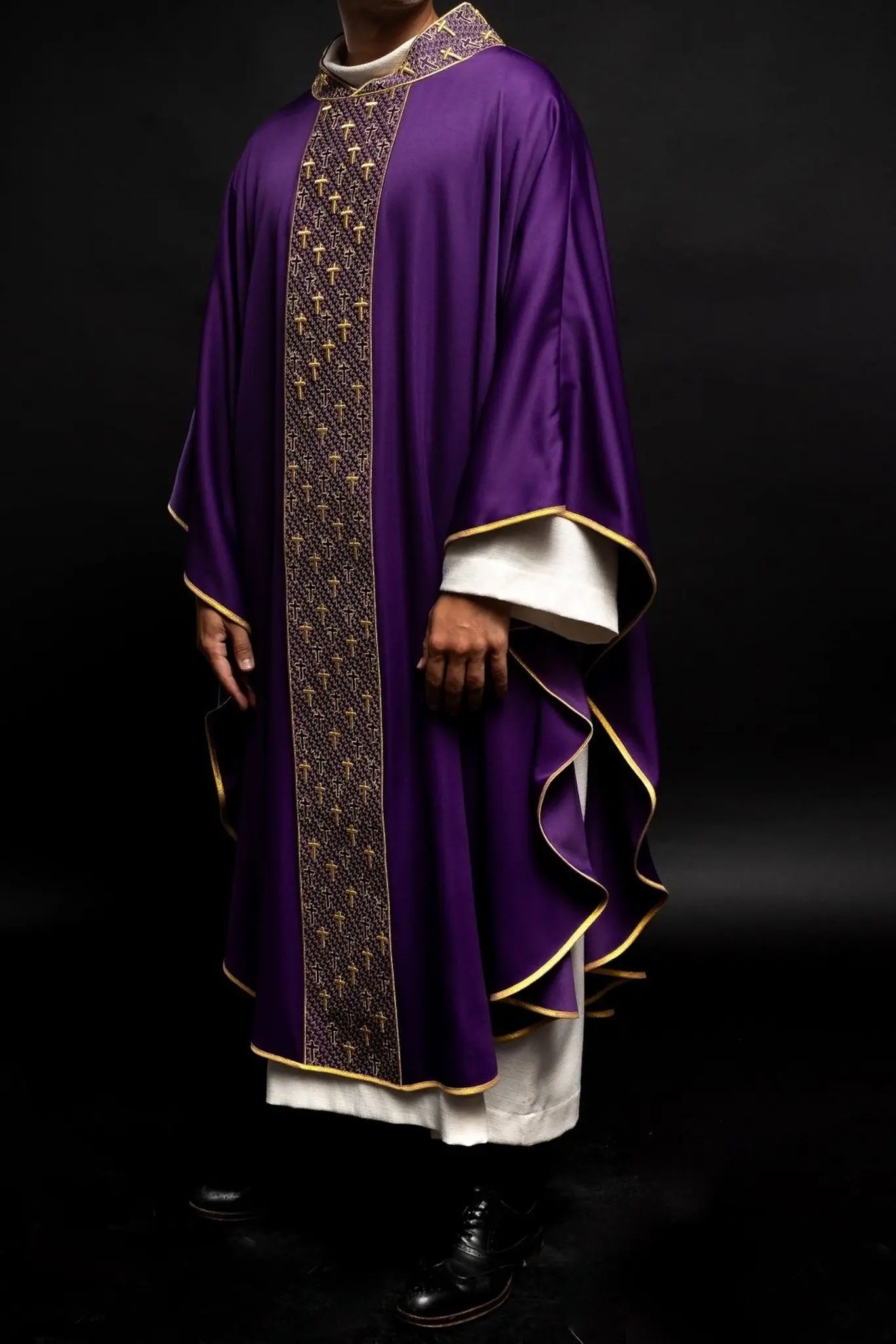 Casulla con cinturón ricamente bordado con cruces en color púrpura