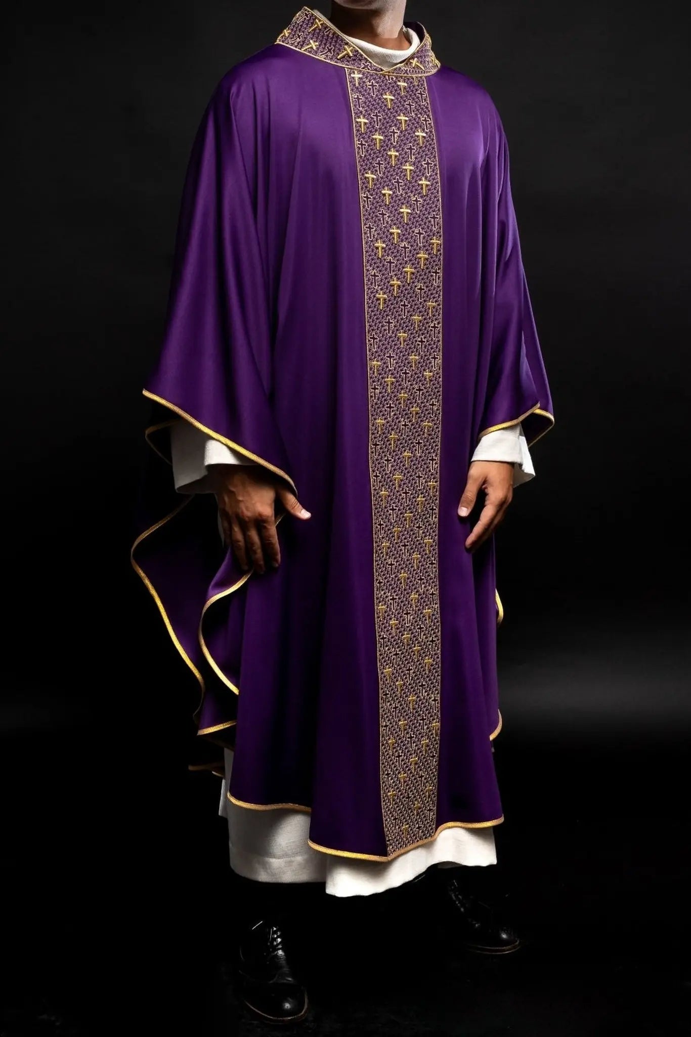 Casulla con cinturón ricamente bordado con cruces en color púrpura