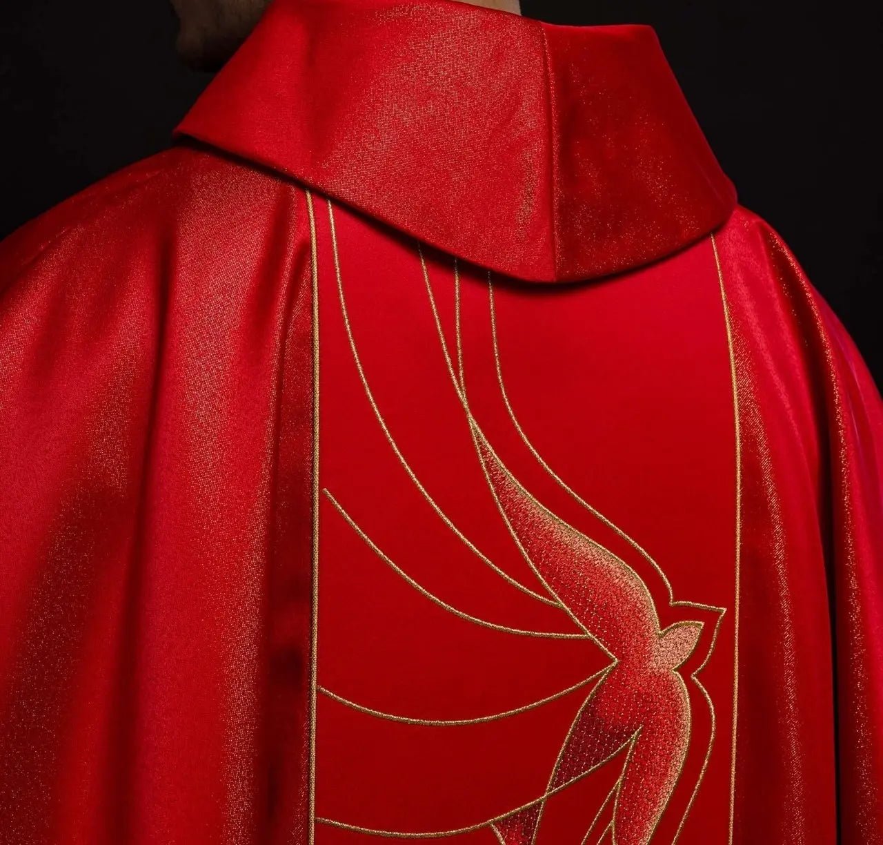 Casulla de tela brillante ricamente bordada en rojo
