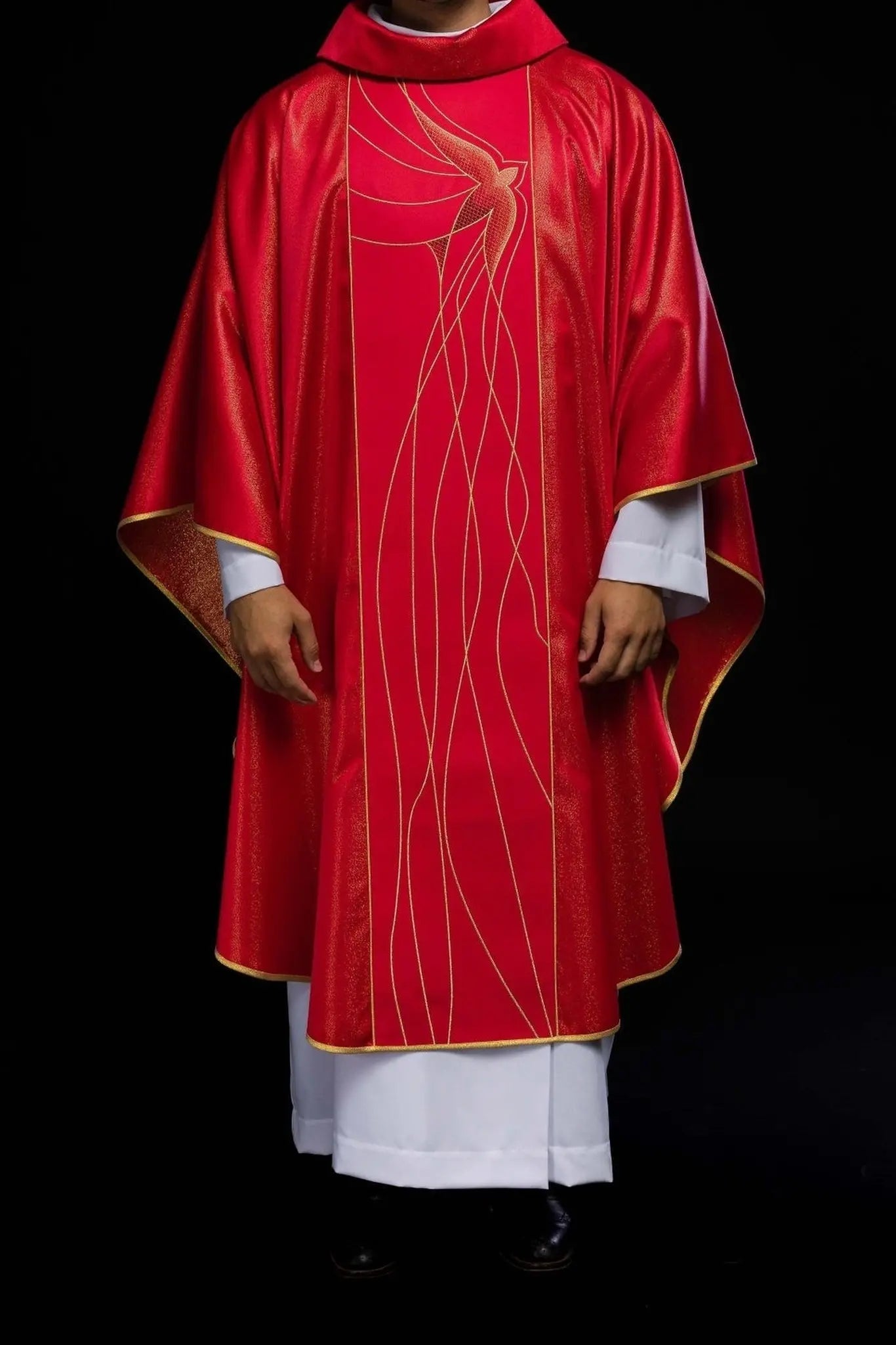 Casulla de tela brillante ricamente bordada en rojo