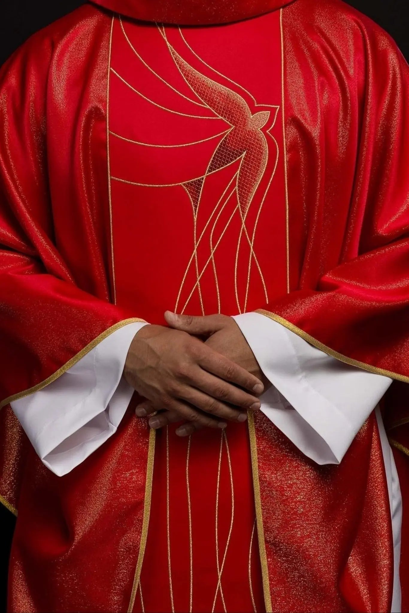 Casulla de tela brillante ricamente bordada en rojo