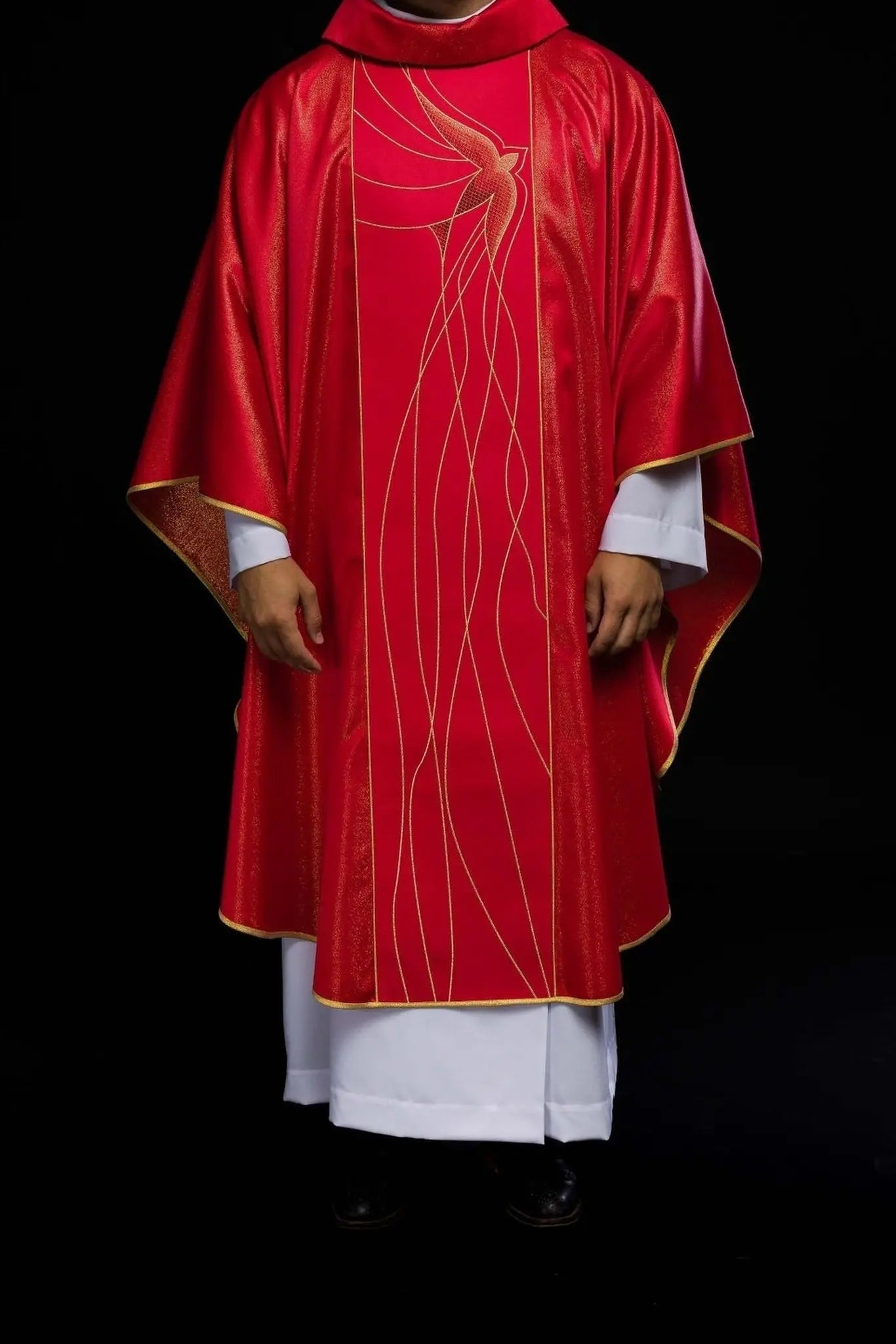 Casulla de tela brillante ricamente bordada en rojo