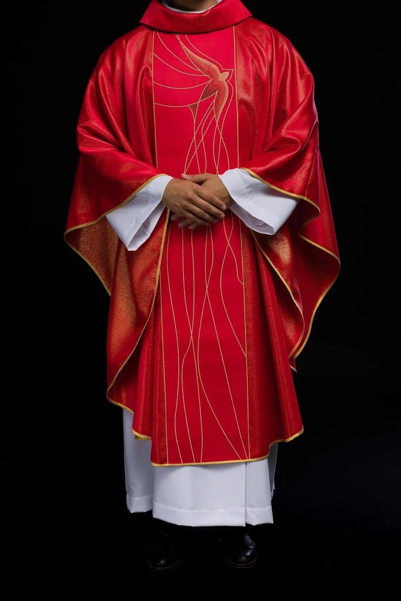 Casulla de tela brillante ricamente bordada en rojo