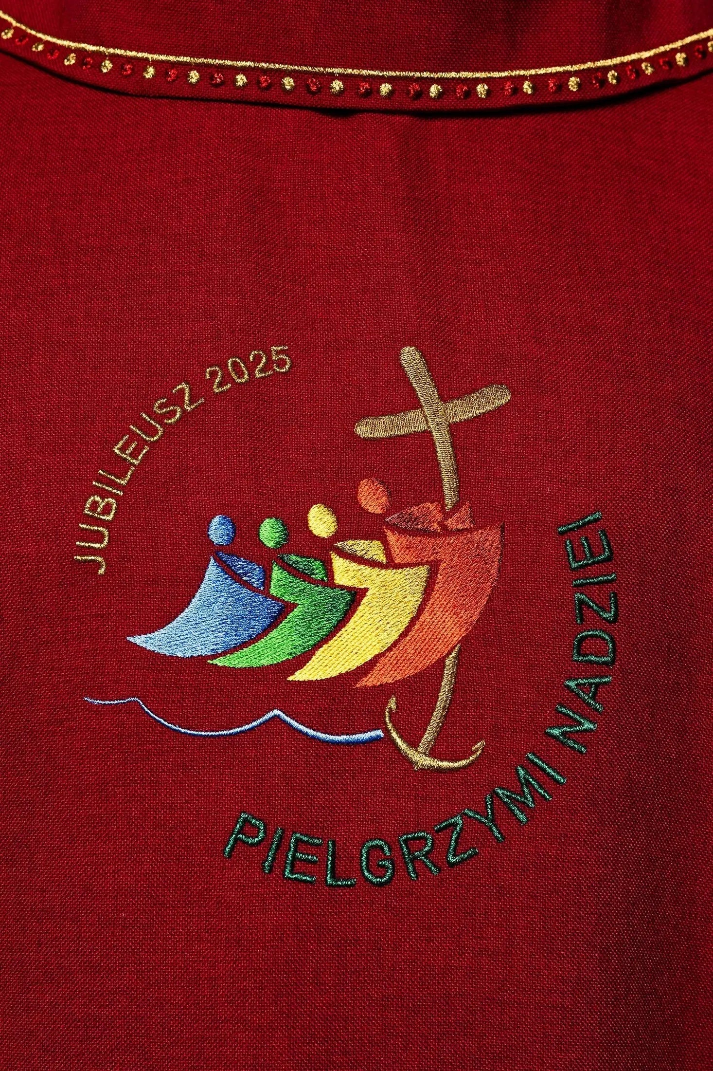 Casulla con bordado JUBILEE ROME 2025 y ribete de cuello rojo (en idioma polaco)