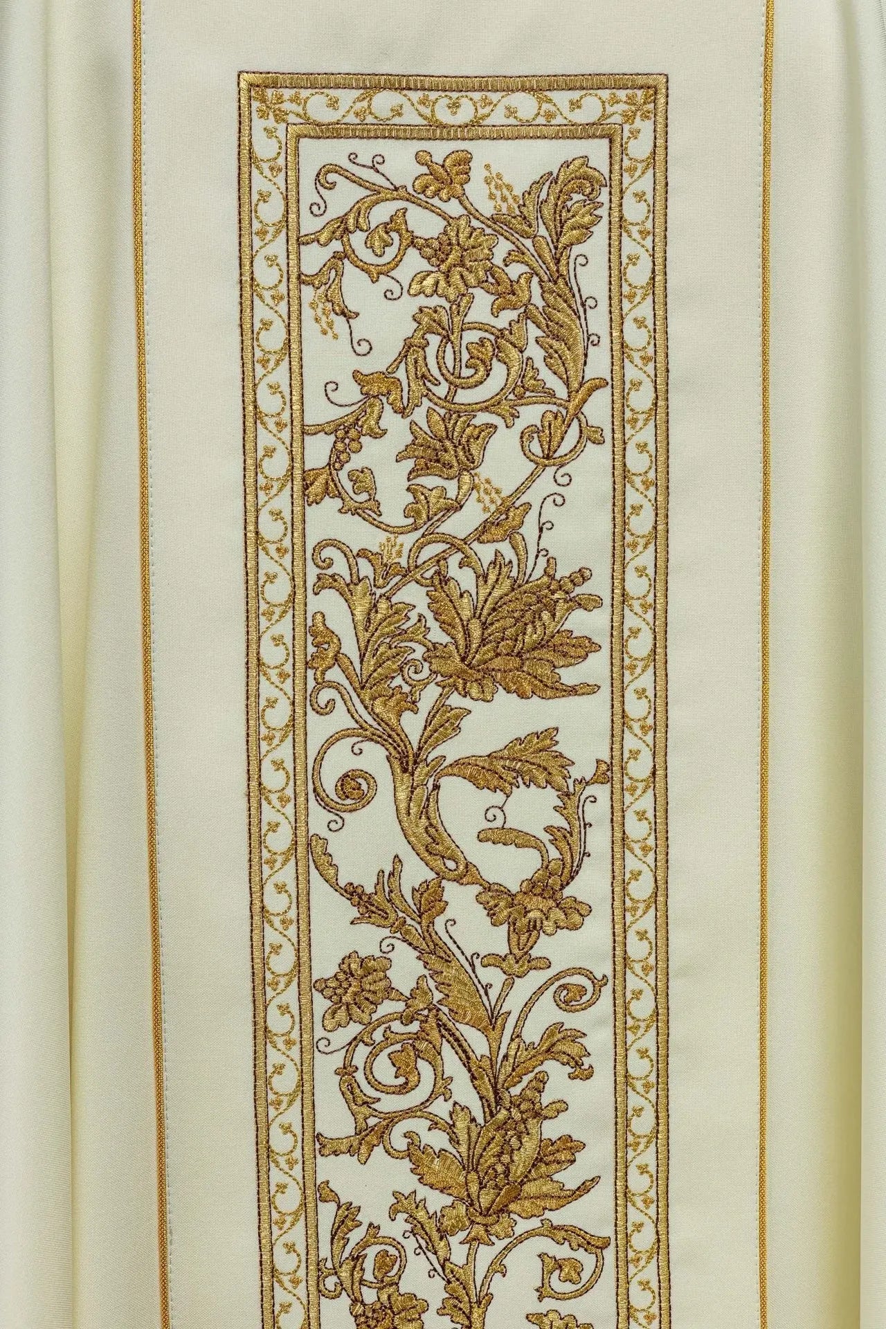 Chasuble with embroidery of the Eucharistic chalice in ecru