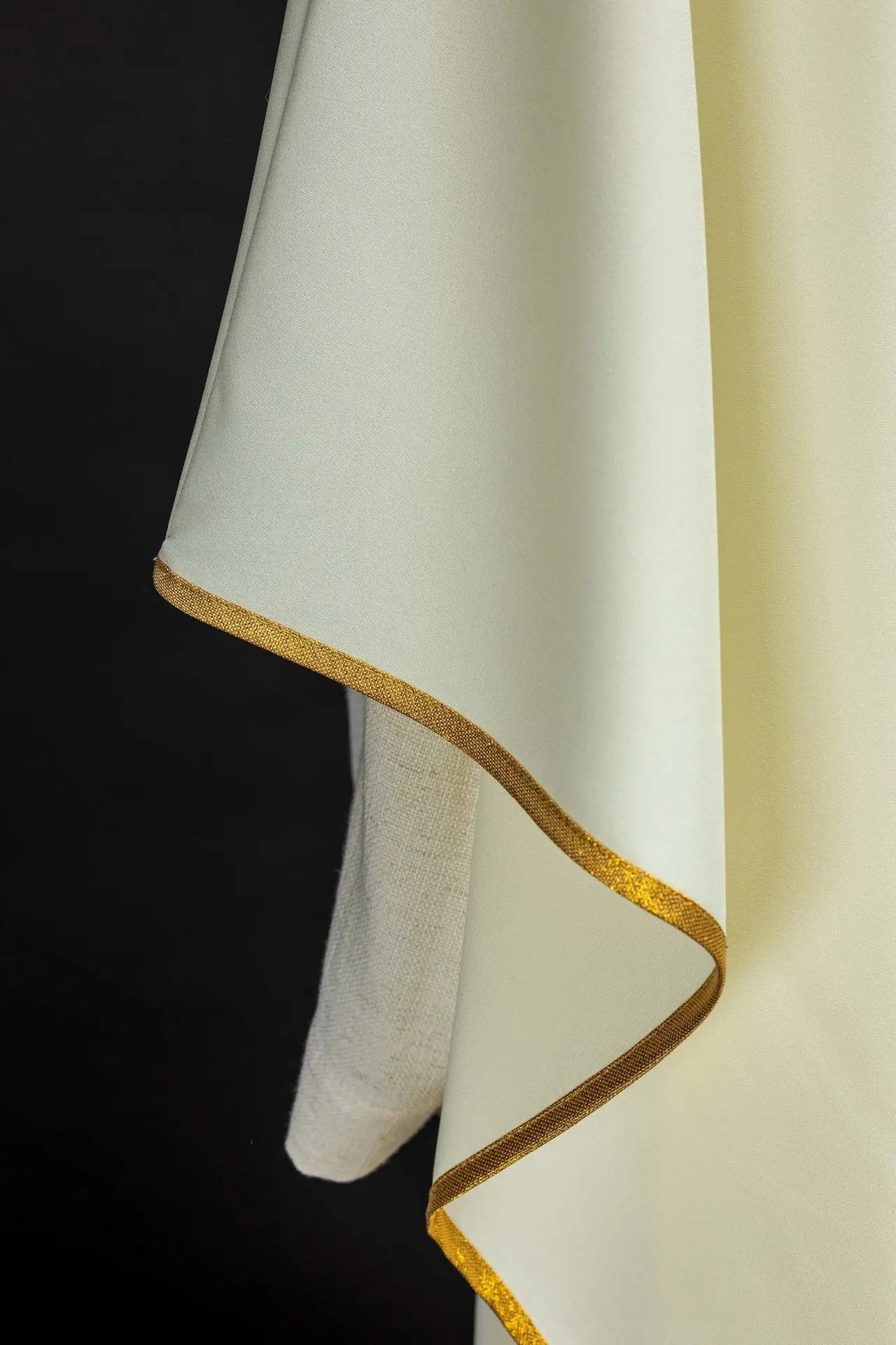 Chasuble with embroidery of the Eucharistic chalice in ecru