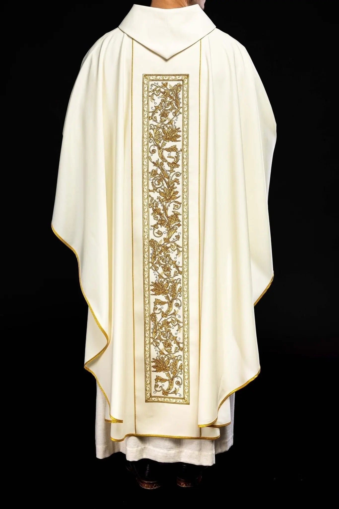 Chasuble with embroidery of the Eucharistic chalice in ecru