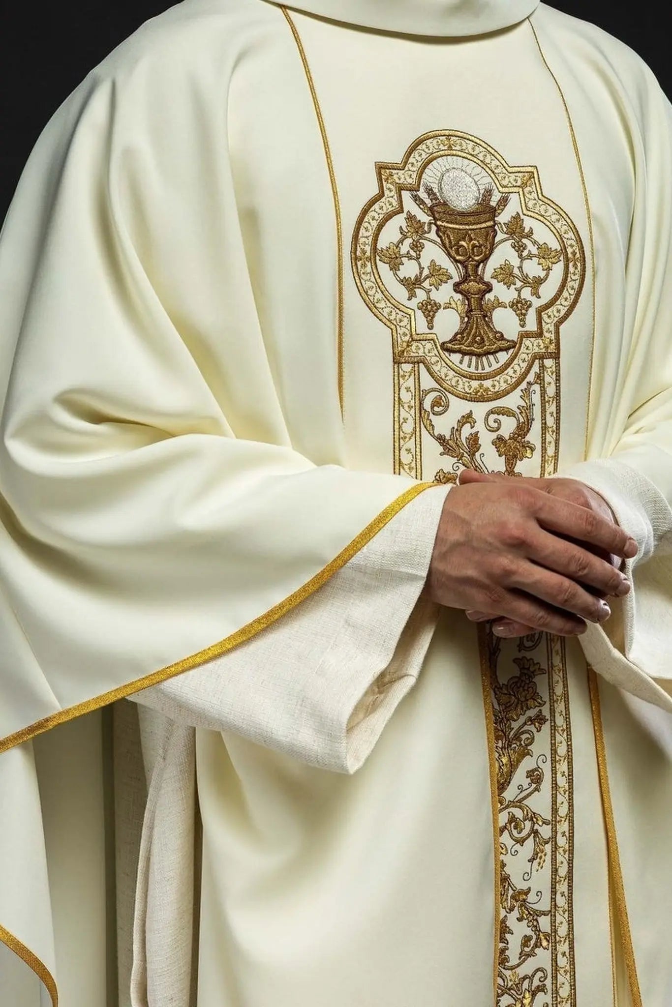 Chasuble with embroidery of the Eucharistic chalice in ecru