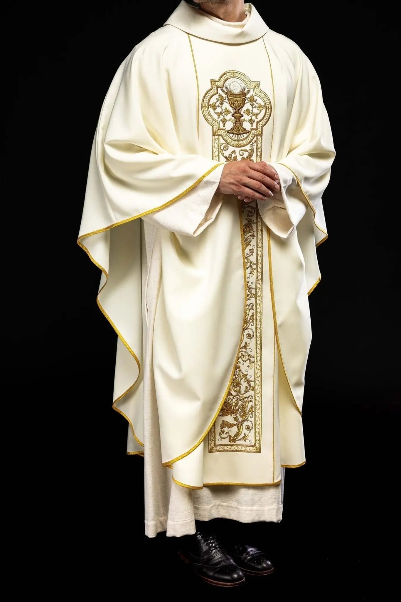 Chasuble with embroidery of the Eucharistic chalice in ecru