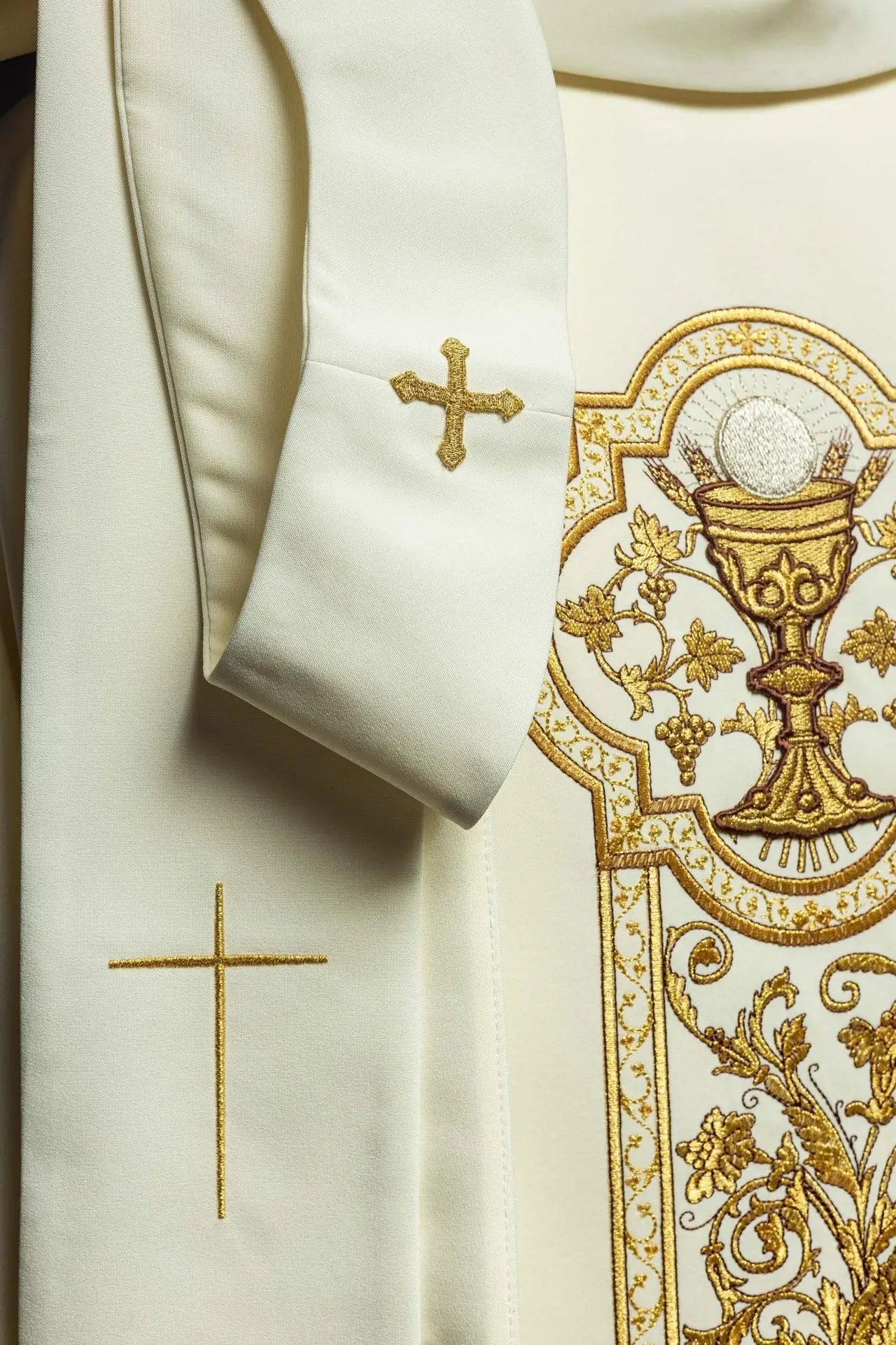 Chasuble with embroidery of the Eucharistic chalice in ecru