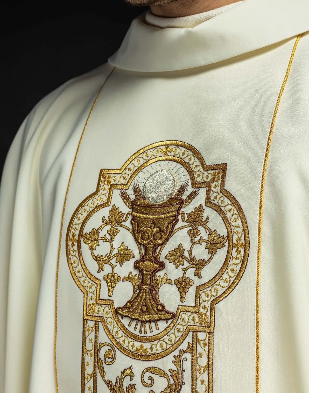 Chasuble with embroidery of the Eucharistic chalice in ecru