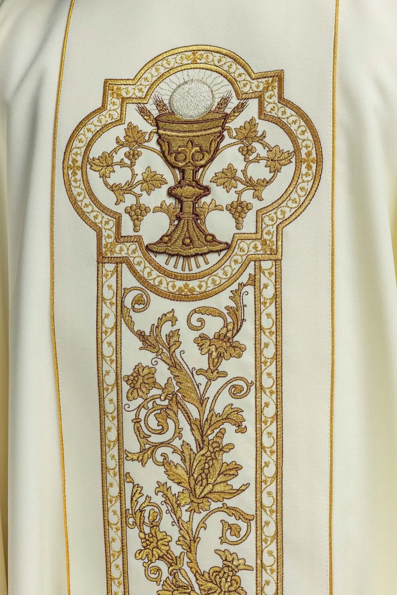 Chasuble with embroidery of the Eucharistic chalice in ecru