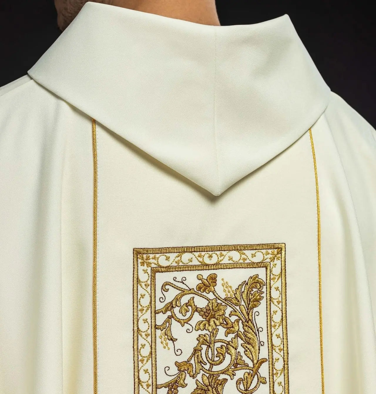 Chasuble with embroidery of the Eucharistic chalice in ecru