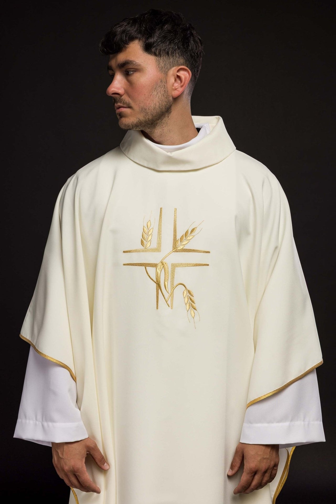 Ornat z haftem Krzyża w kolorze ecru