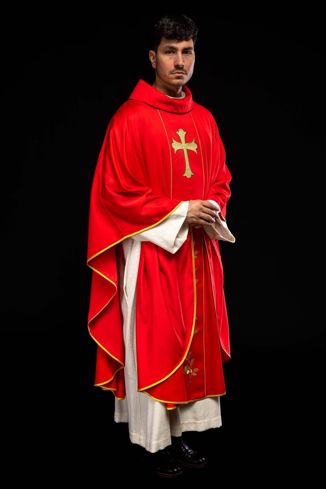 Ornat z haftowanym krzyżem i kłosami w kolorze czerwonym