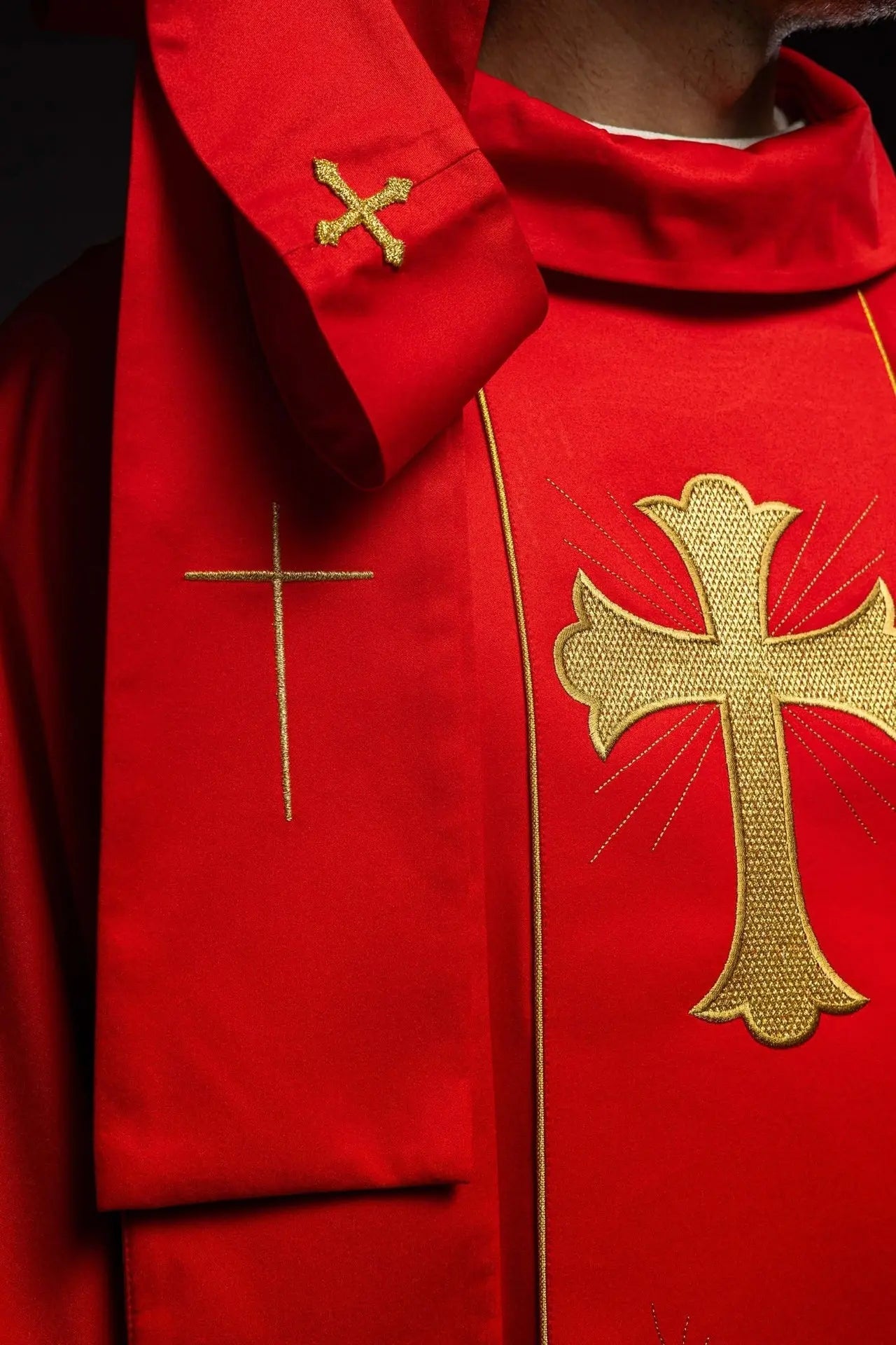 Casulla con cruz bordada y orejas en rojo
