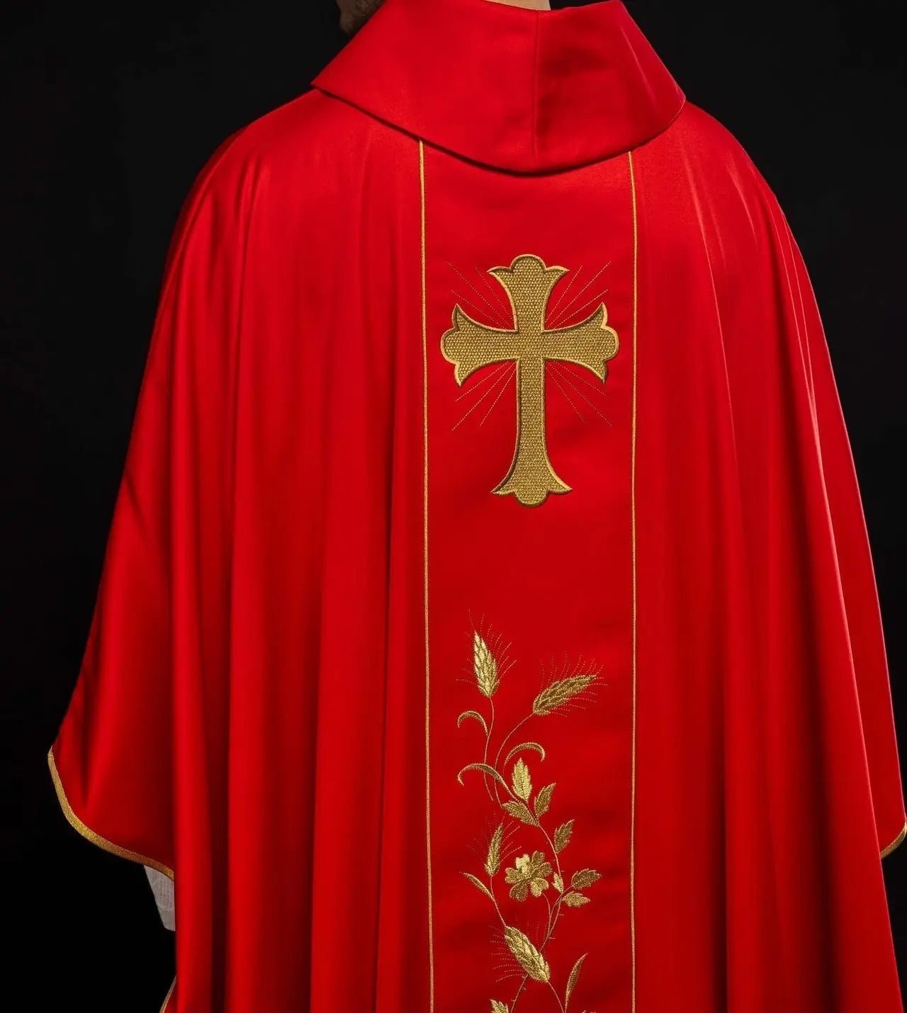 Casulla con cruz bordada y orejas en rojo