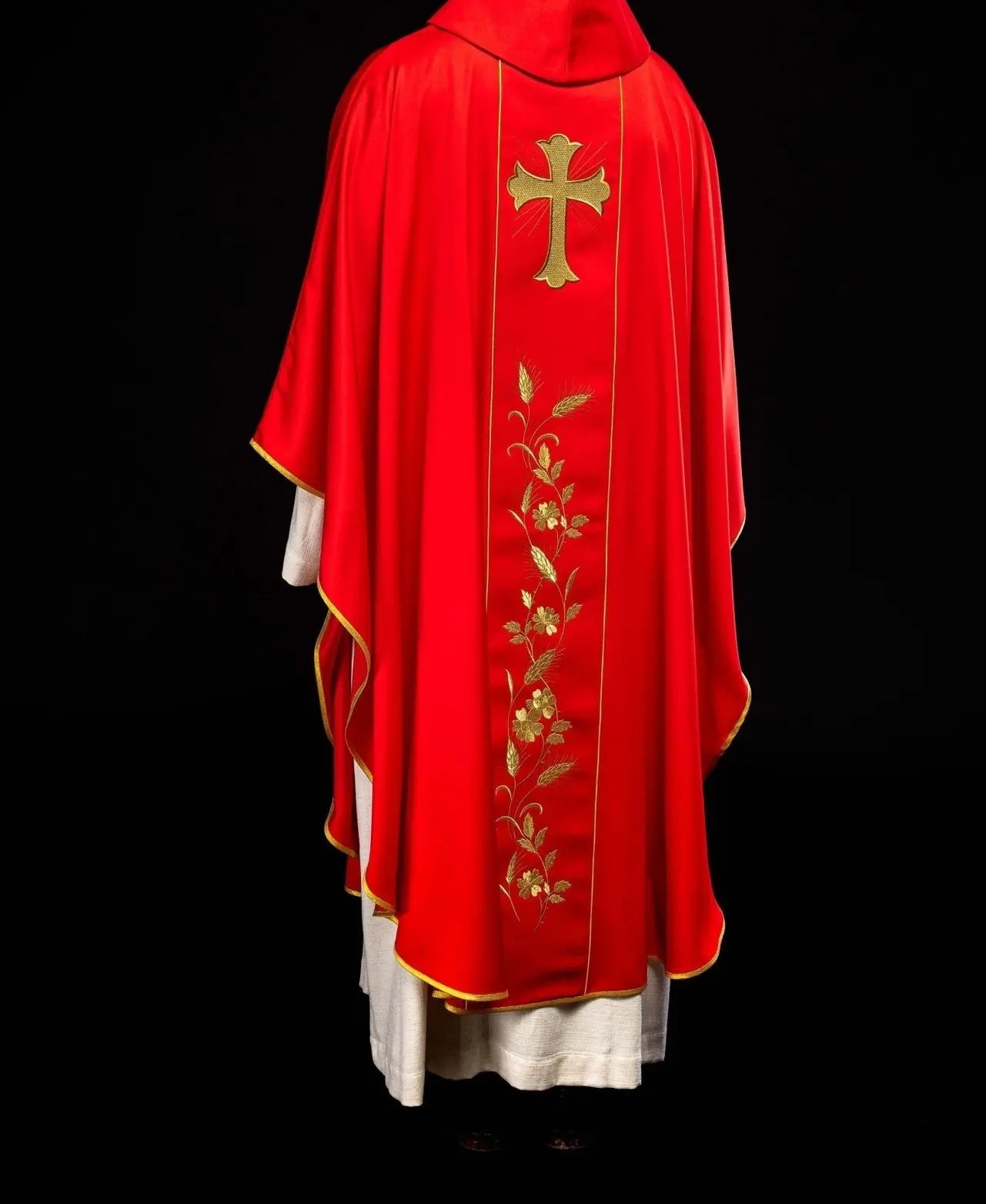 Casulla con cruz bordada y orejas en rojo