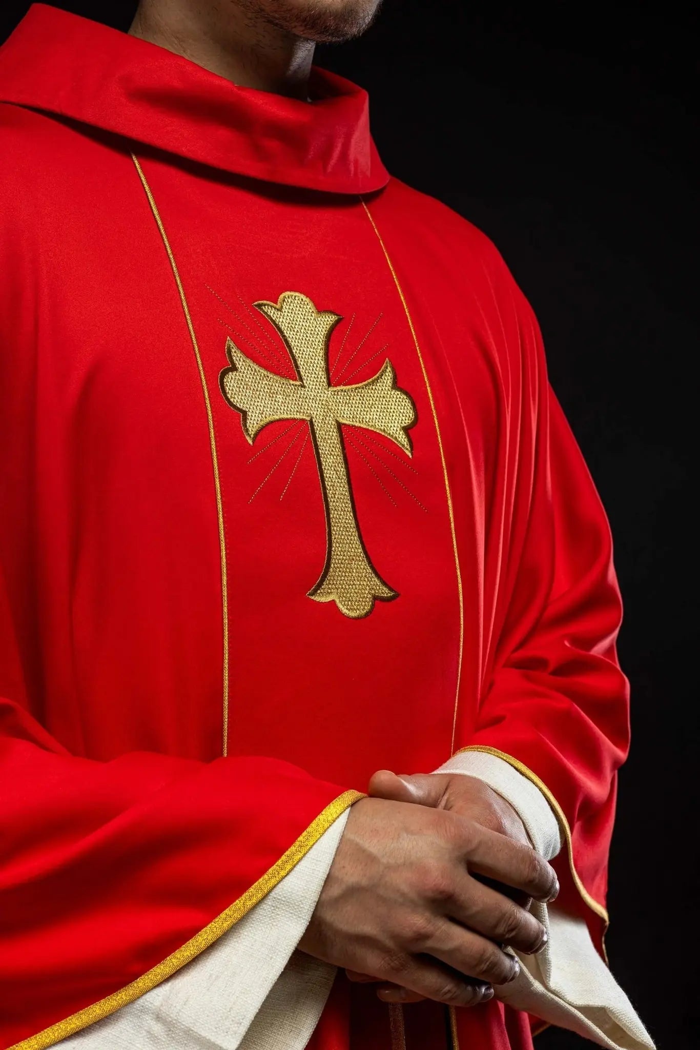 Casulla con cruz bordada y orejas en rojo