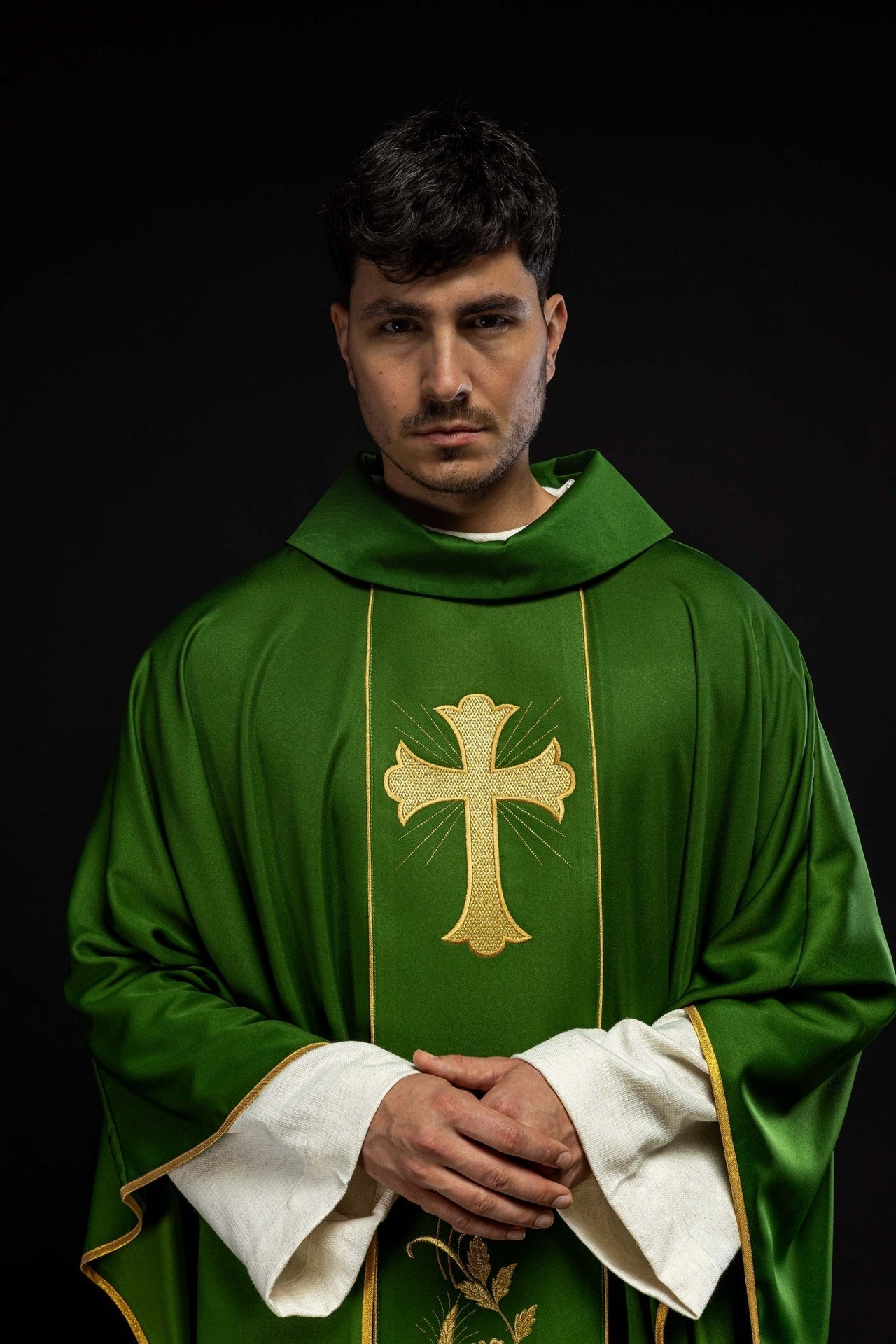 Ornat z haftowanym krzyżem i kłosami w kolorze zielonym