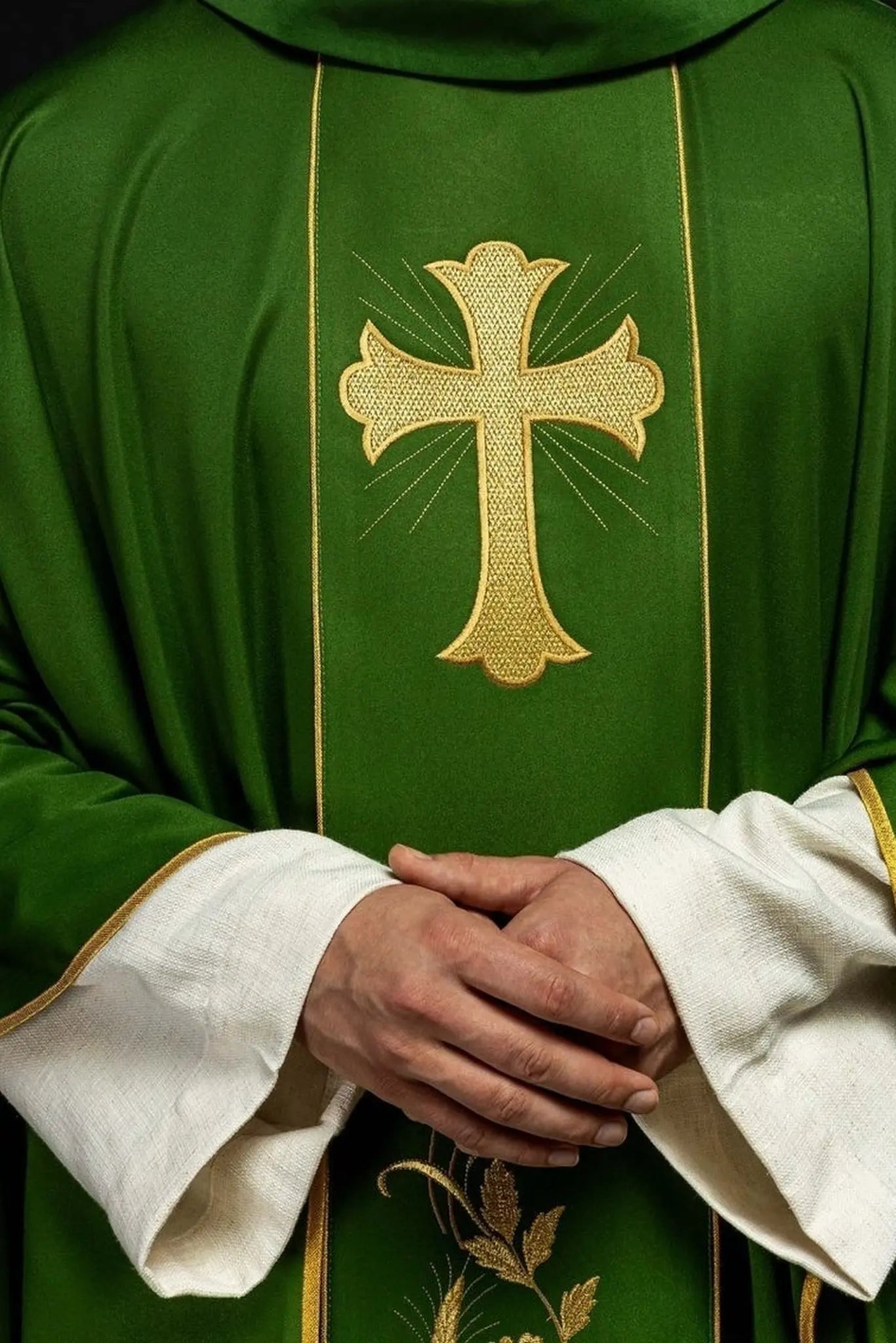 Casulla verde con cruz bordada y motivo de trigo